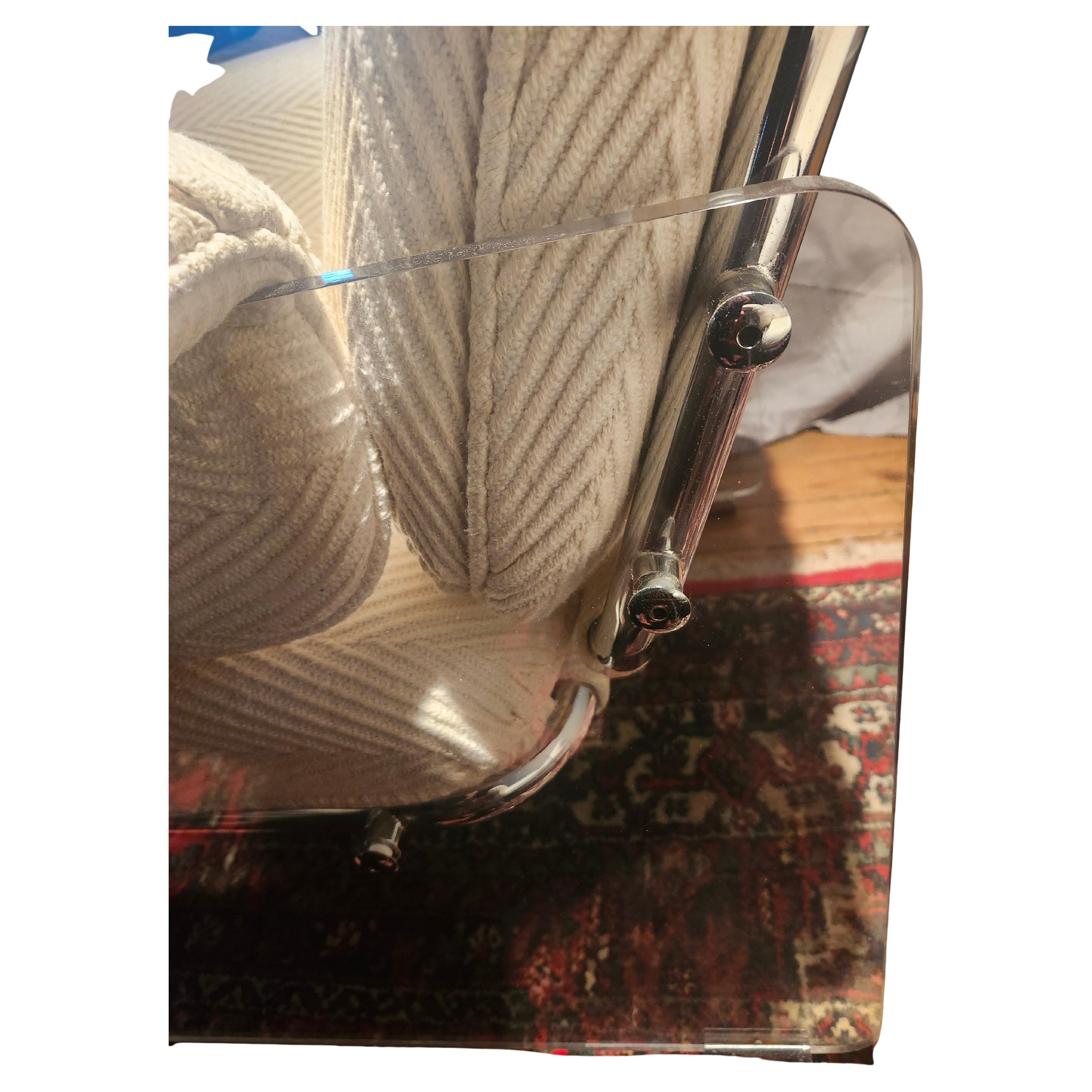 Erstaunliches Paar Pace Argenta Lounge Chairs in Originalstoff aus den siebziger Jahren. Sehr sauber, die Lucite-Platten sind ohne  Schaden,  fast keine Abnutzung erkennbar ist. Die Beschläge sind ausgezeichnet, die Stühle wurden während ihrer