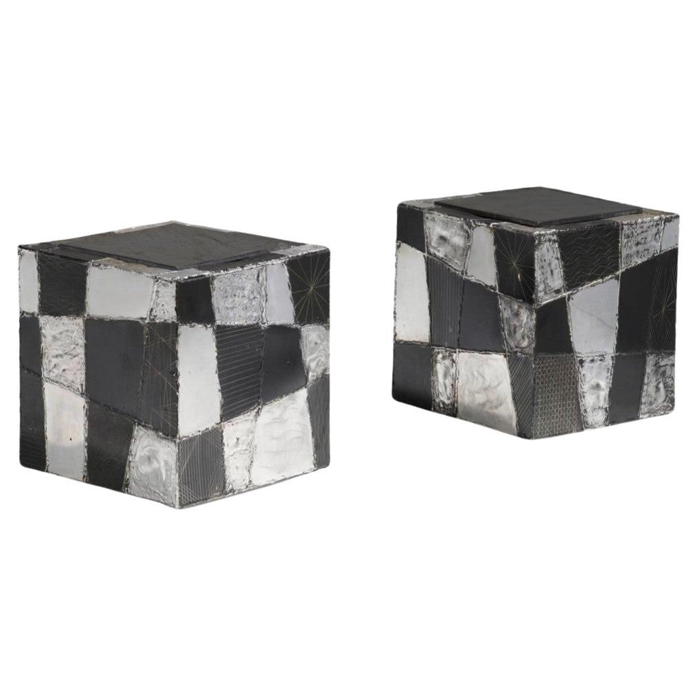 Paire de tables cubiques d'appoint argentées par Paul Evans en vente