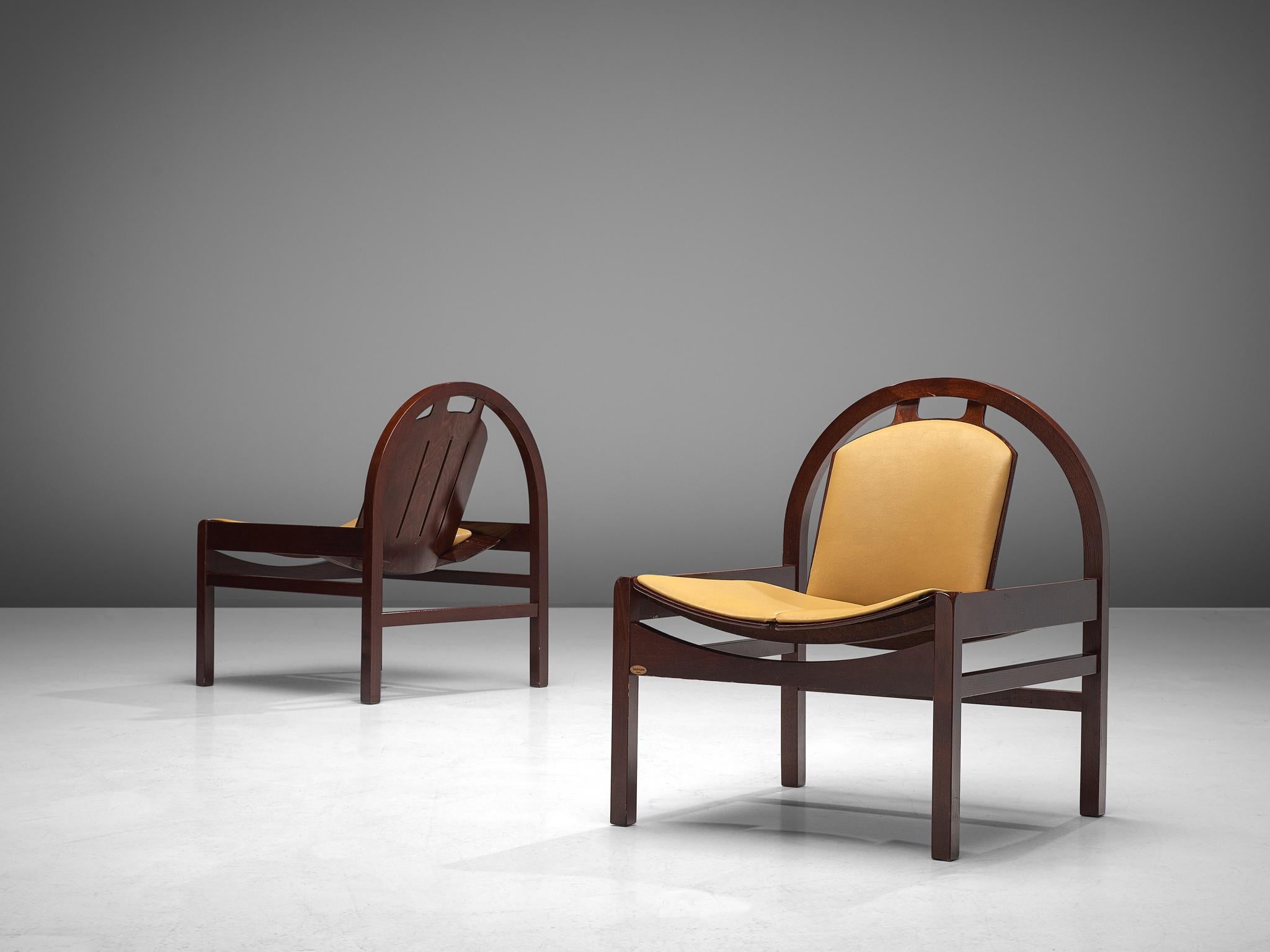 Baumann, set of two 'Argos' easy chairs, beech and leather, France, 1970s

These Argos lounge chairs are manufactured by Baumann in France. The chairs feature a rounded frame that supports the tilted backrest. The tilted seat is wide and low and