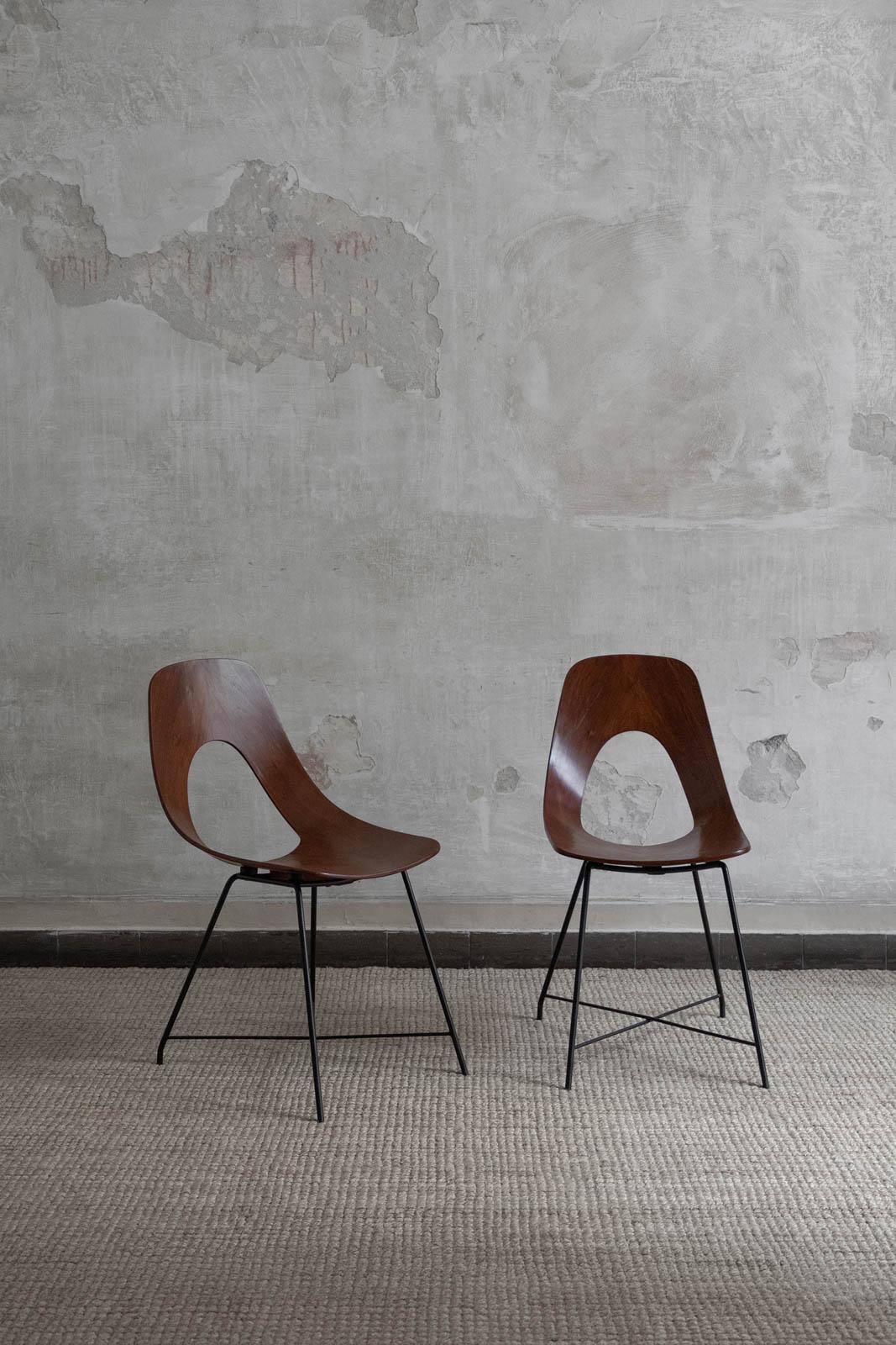 Paire de chaises Model No d'Augusto Bozzi pour Saporiti. Italie, années 1950
Détails du produit
Complet avec le Label.
Dimensions : 40 L x 79 H x 56 D cm