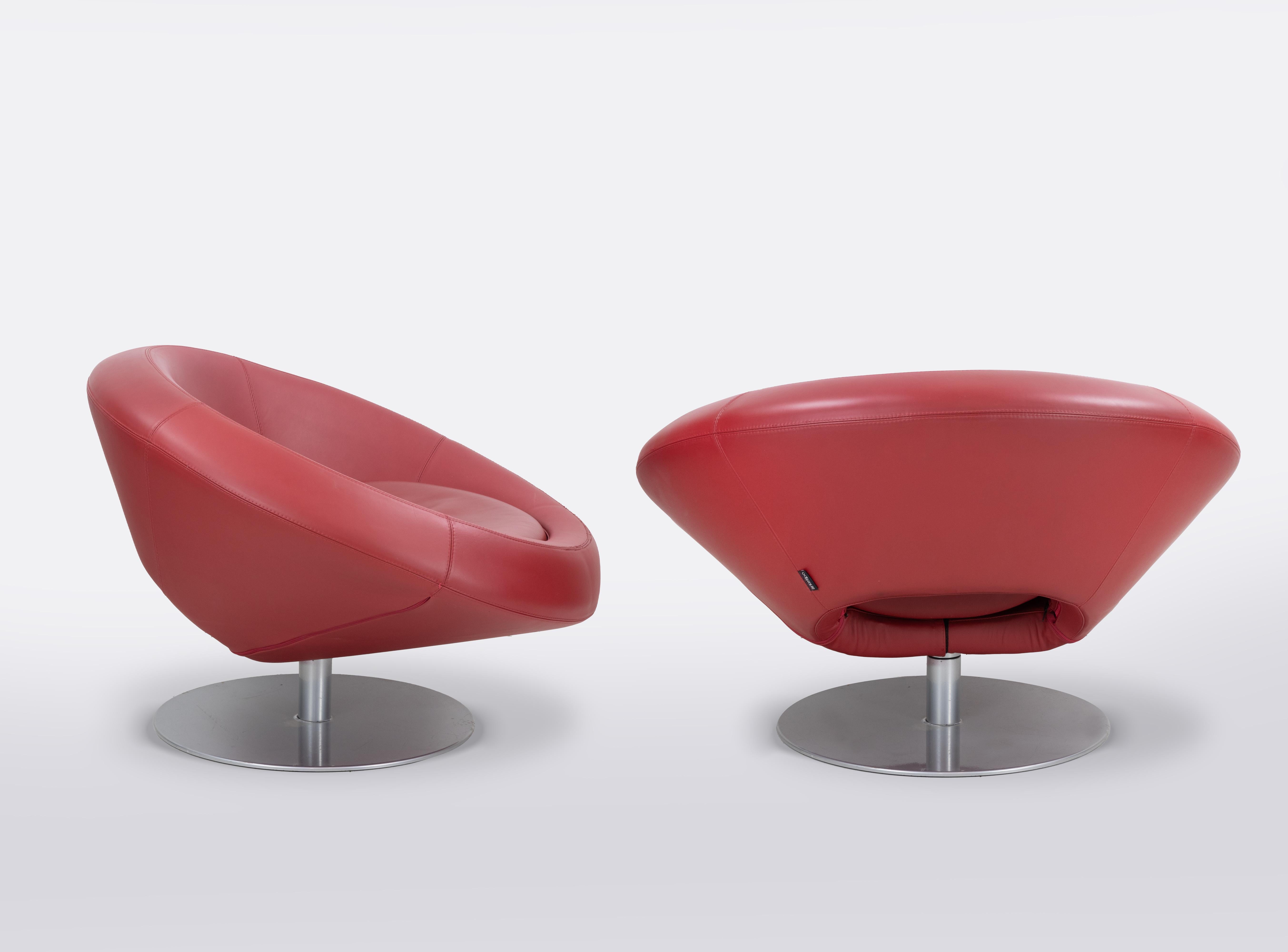 Outstanding pair of swivel Arketipo Moon Leather Chairs.

Designed by Manzoni & Tapinassi and manufactured by Arketipo in the early 2000s.

Red Leather and Metal structure.

Excellent condition.