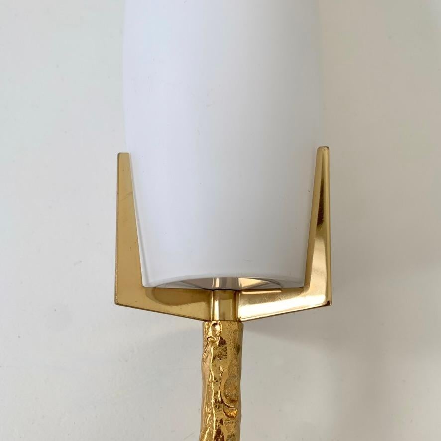Coppia di lampade da sole in bronzo dorato e opalino Arlus, 1960 circa, Francia. in vendita 4