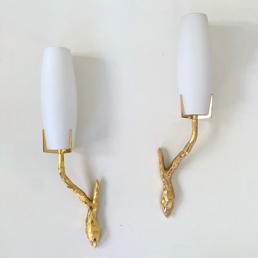 Elegante coppia di appliques Arlus, 1960 circa, Francia.
Bronzo dorato, vetro opalino originale.
Raro modello con questo braccio singolo in bronzo.
Ricablata, pronta per noi.
Dimensioni: 47 cm di altezza totale, 12 cm di larghezza e 8 cm di