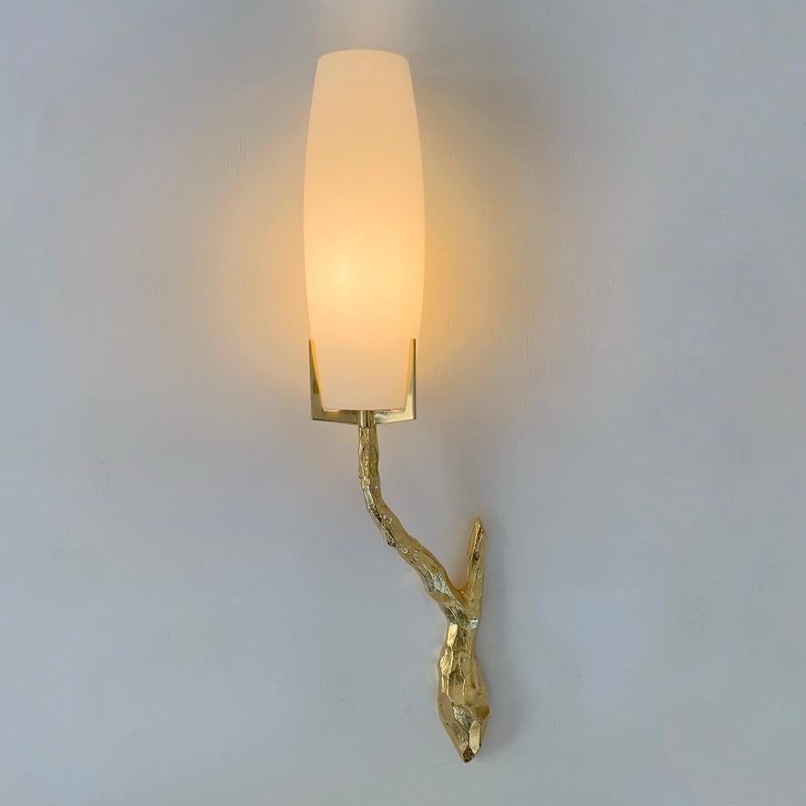 Mid-Century moderno Coppia di lampade da sole in bronzo dorato e opalino Arlus, 1960 circa, Francia. in vendita