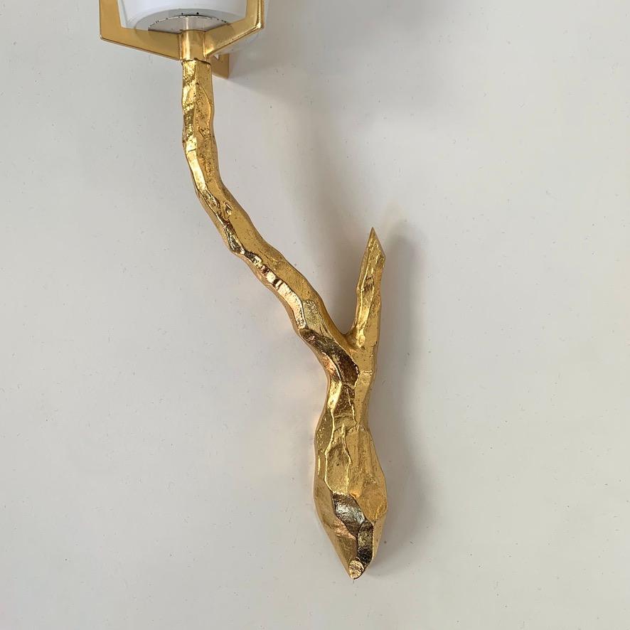 Francese Coppia di lampade da sole in bronzo dorato e opalino Arlus, 1960 circa, Francia. in vendita