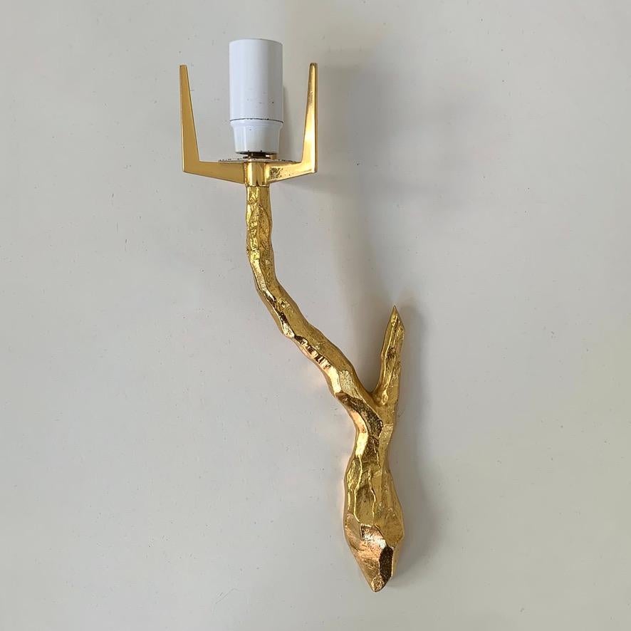 Metà XX secolo Coppia di lampade da sole in bronzo dorato e opalino Arlus, 1960 circa, Francia. in vendita