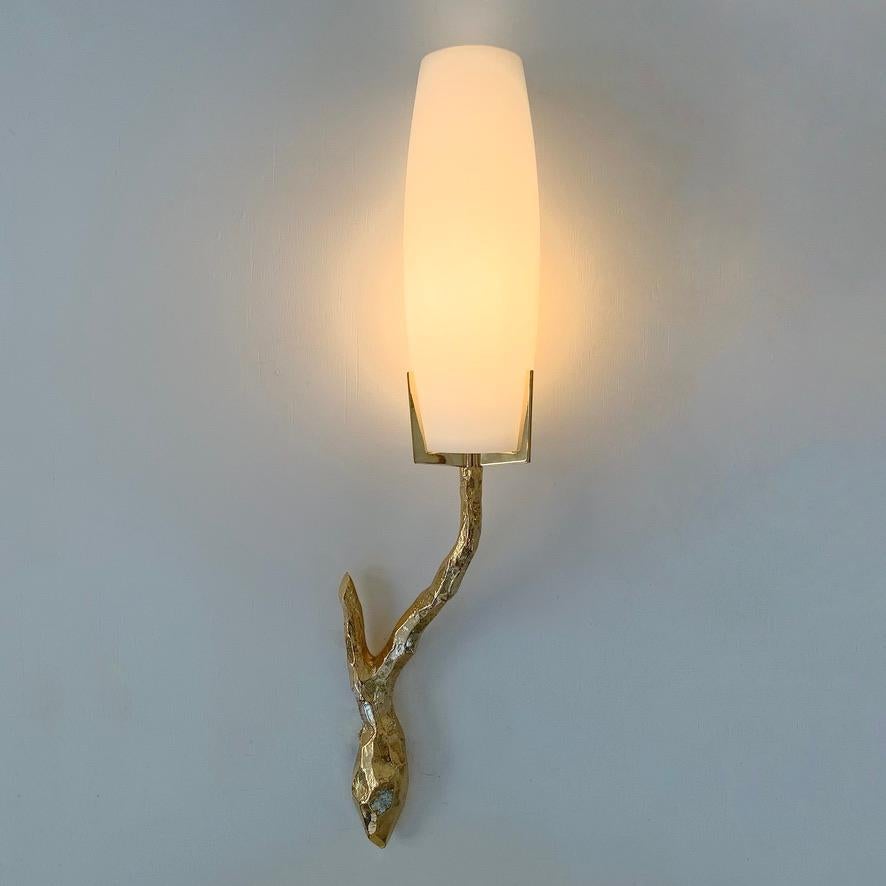Bronzo Coppia di lampade da sole in bronzo dorato e opalino Arlus, 1960 circa, Francia. in vendita