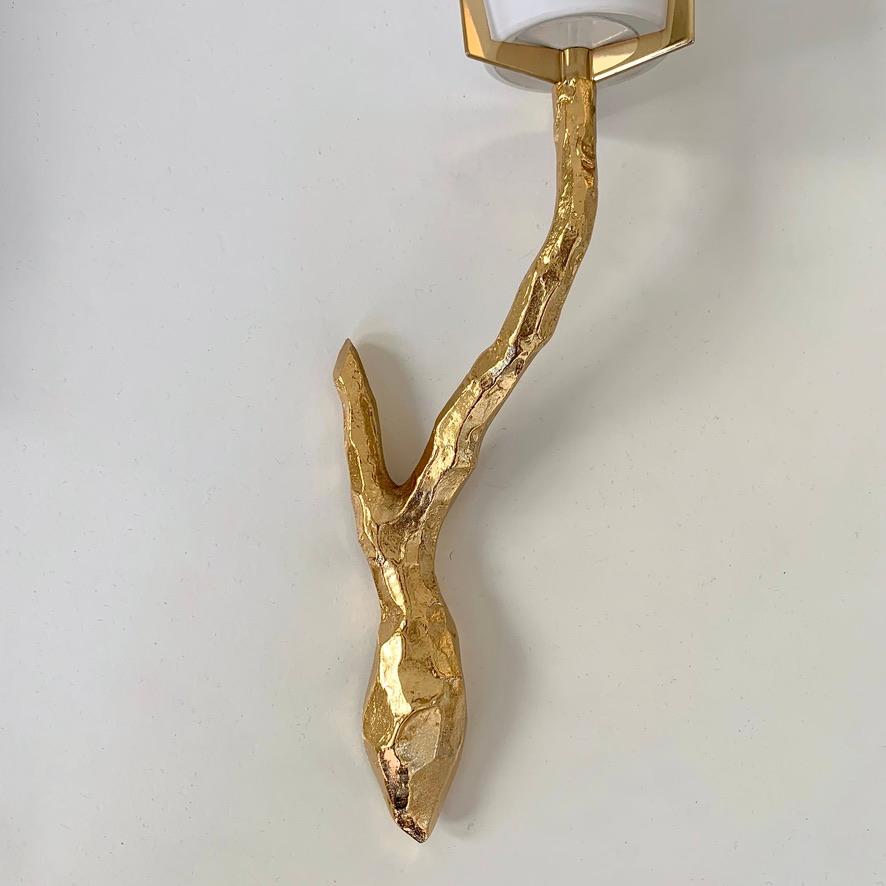 Coppia di lampade da sole in bronzo dorato e opalino Arlus, 1960 circa, Francia. in vendita 1