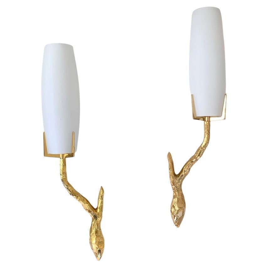 Paire d'appliques en bronze doré et opaline, vers 1960, France.