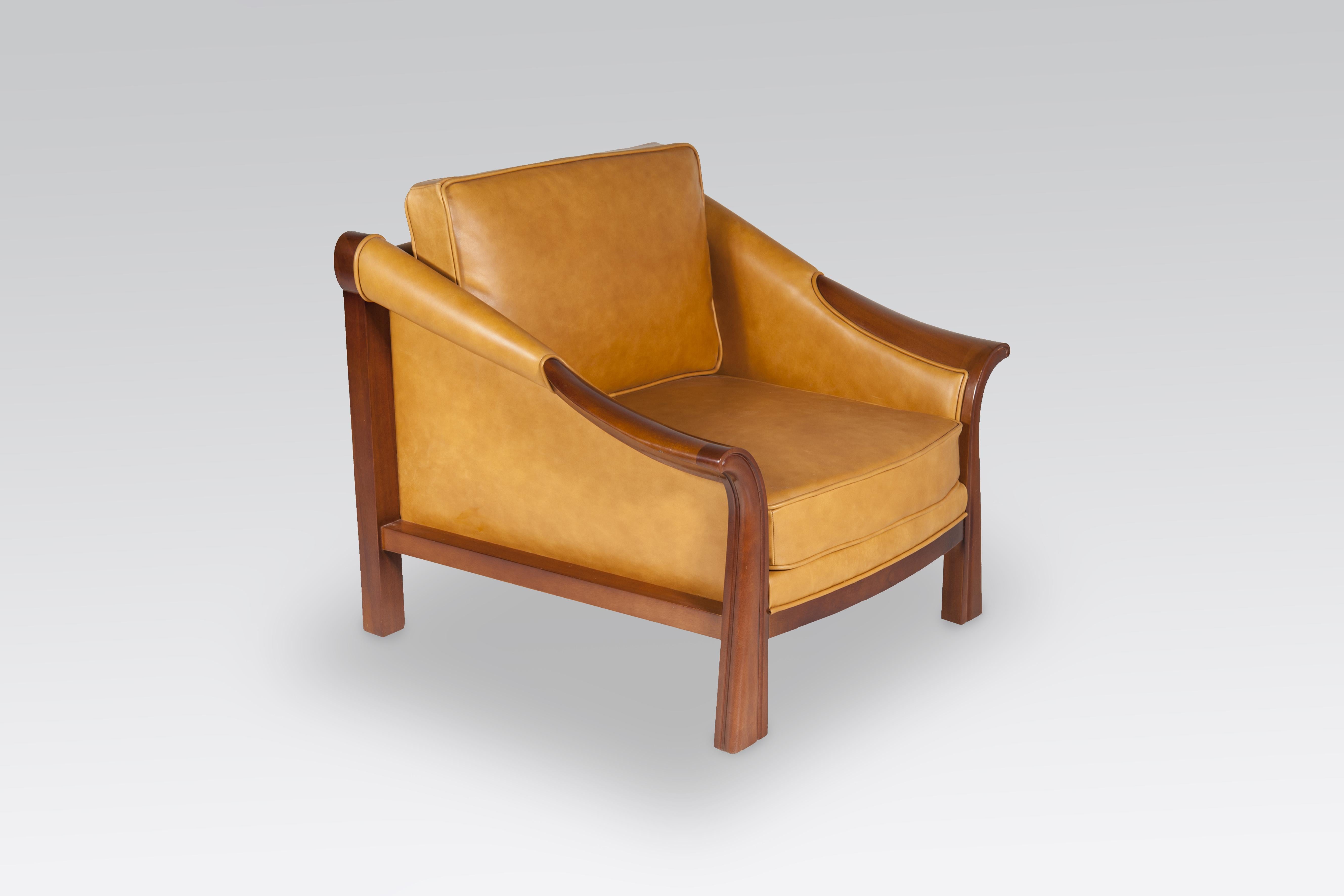 Paire de fauteuils par Pierre Chareau modèle SN 37, circa 1970.
Avec un nouveau tissu en cuir cognac.

Dimension : 80 x 77 x 76 H.
 