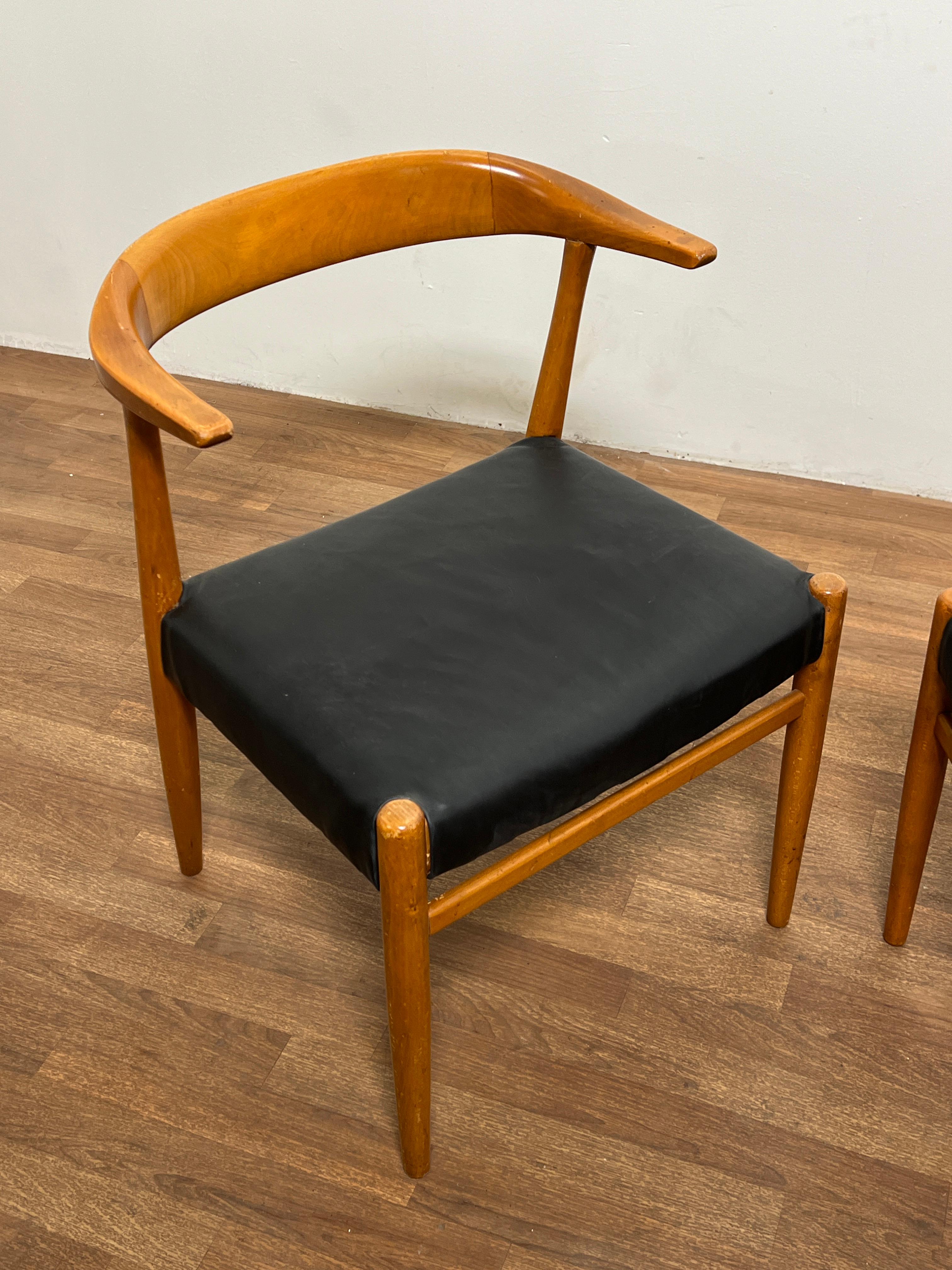 Paire de fauteuils recouverts de cuir, par Folke Ohllson, pour Dux, Suède, vers les années 1960.