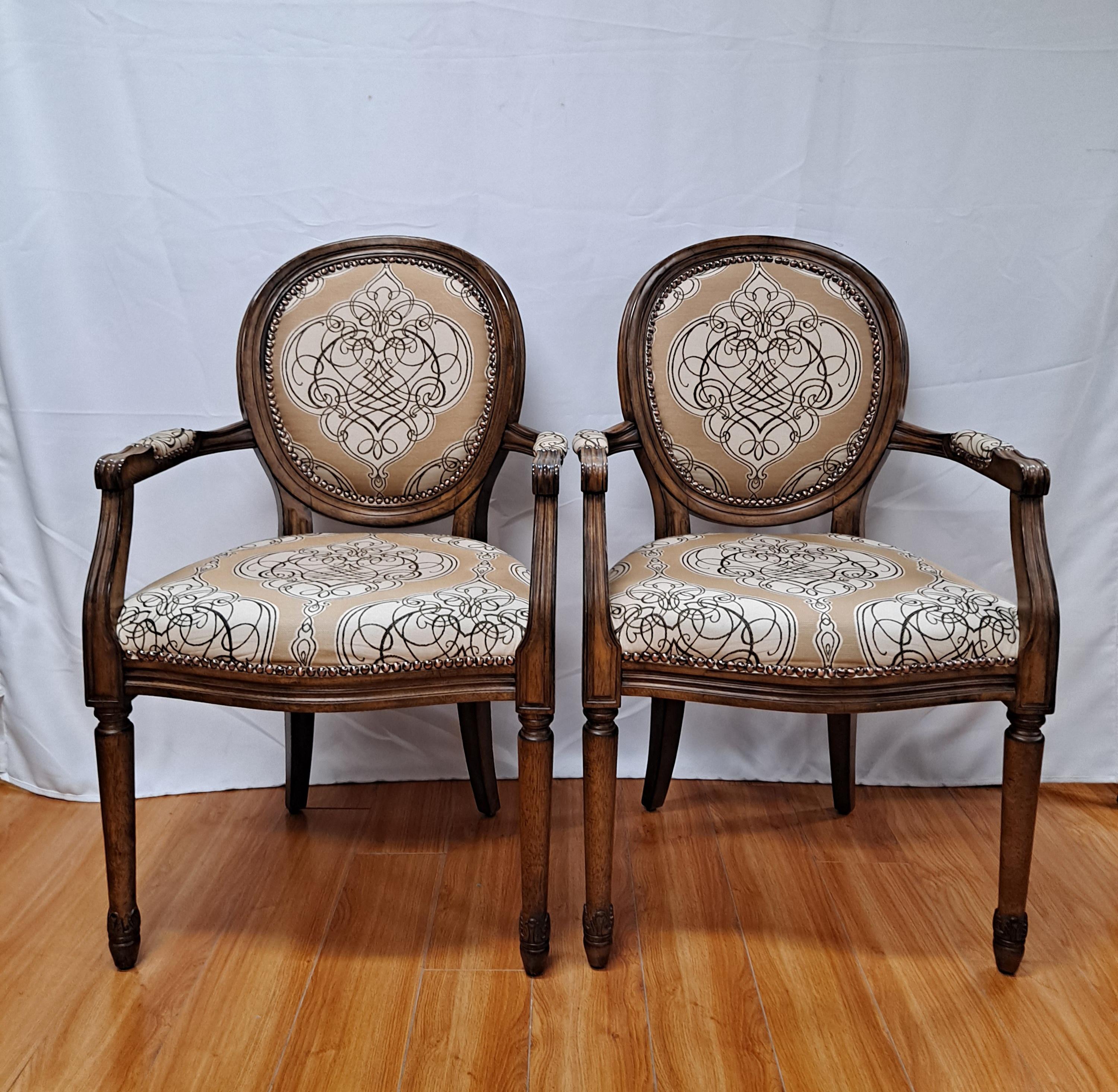 Coppia di poltrone in stile francese

23