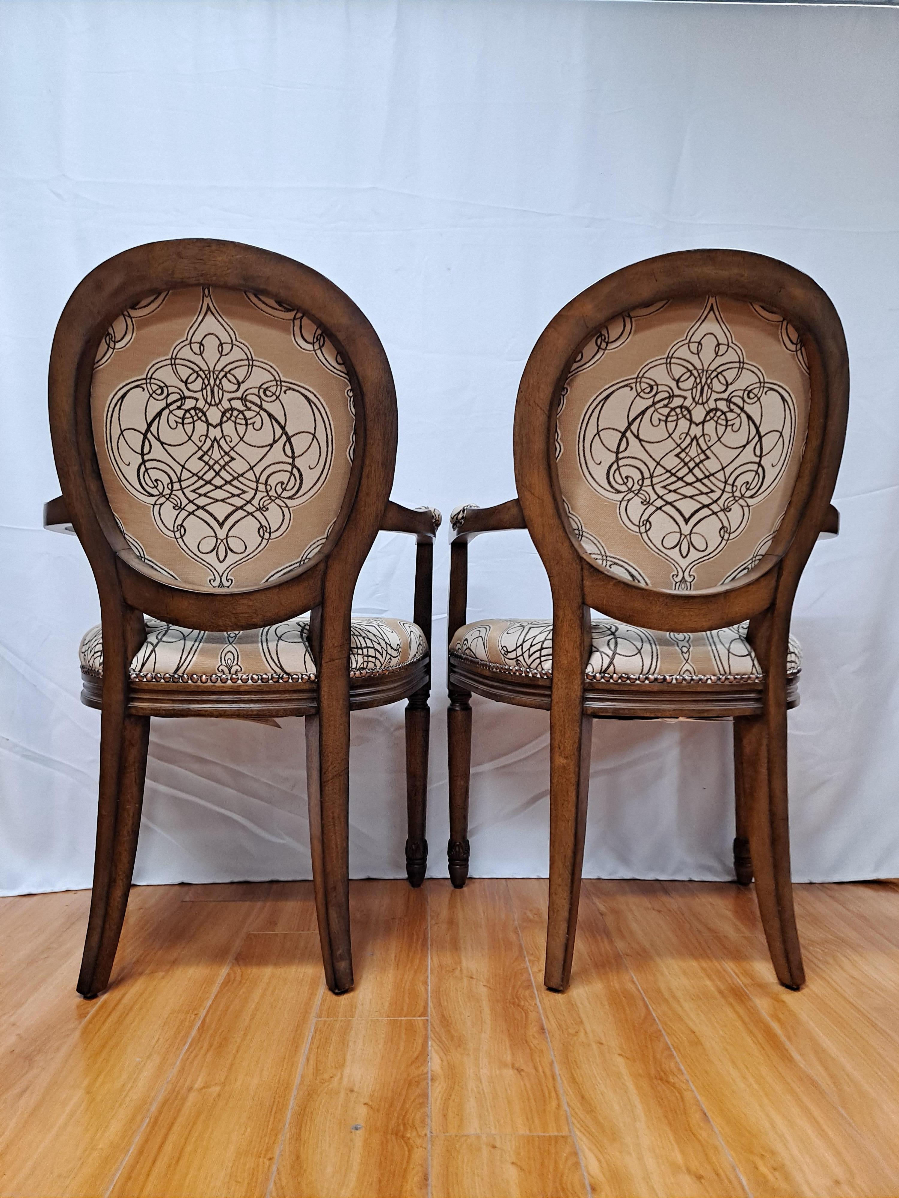 Coppia di poltrone in stile francese in vendita 2