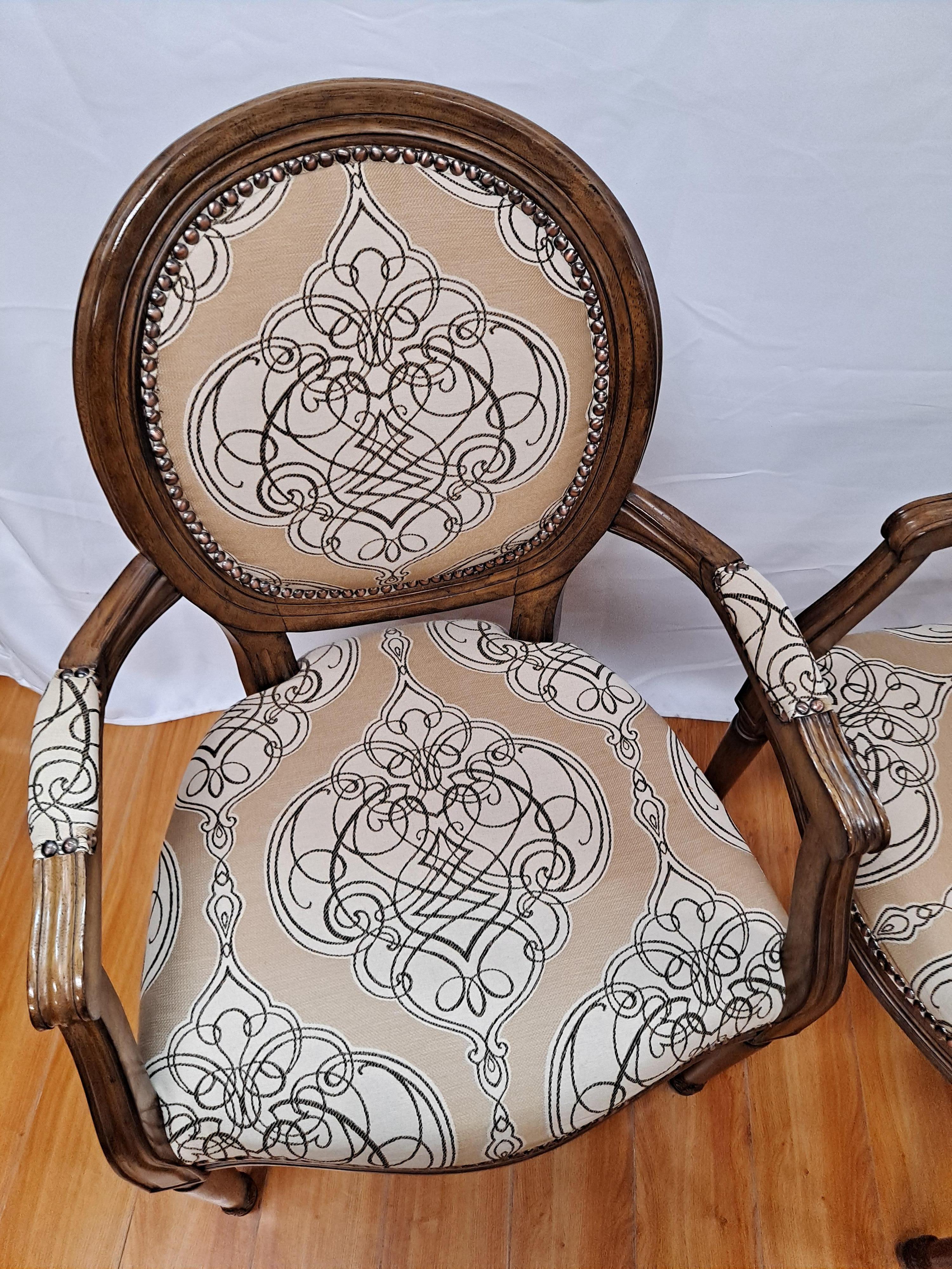 Coppia di poltrone in stile francese in vendita 4