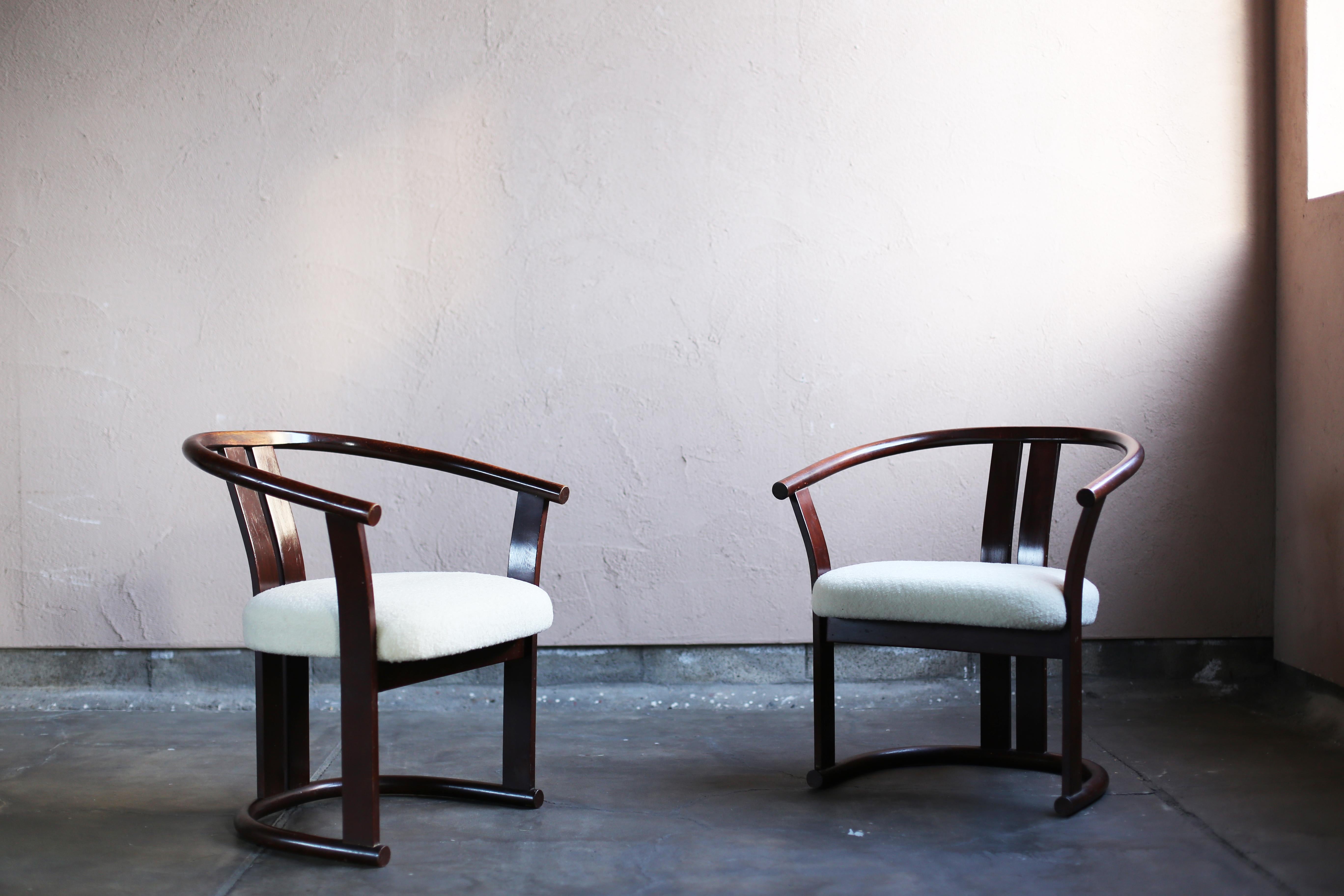Il s'agit de chaises des années 60-70 conçues par Isamu Kenmochi pour Akita Mokkou. Les autocollants originaux existent toujours.
Tous les cadres sont fabriqués en bois de hêtre massif cintré.
Akita Mokkou est depuis plus de 100 ans le seul