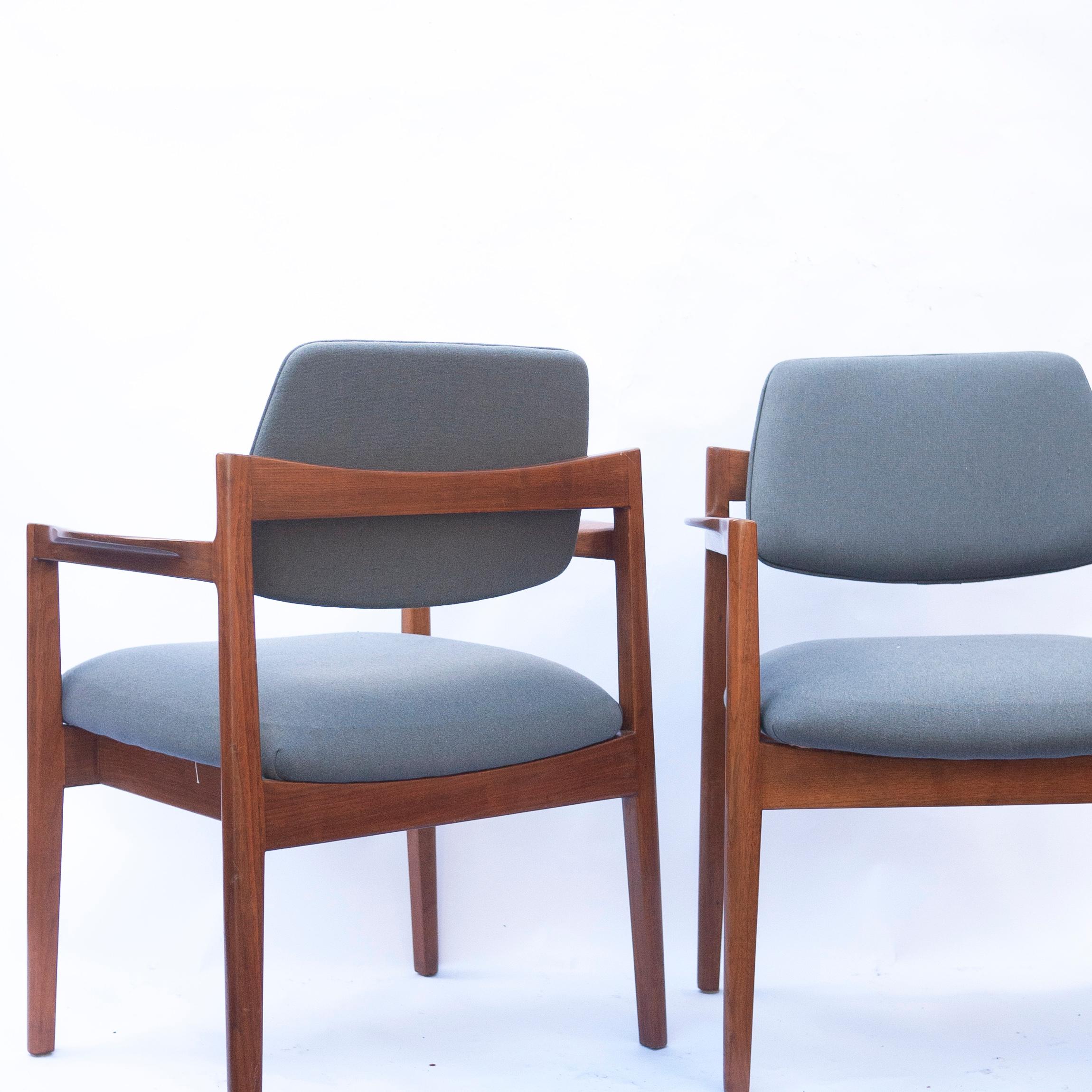 Pair of Arm Chairs by Jens Risom for Knoll in Walnut and Newly Upholstered  For Sale 3
