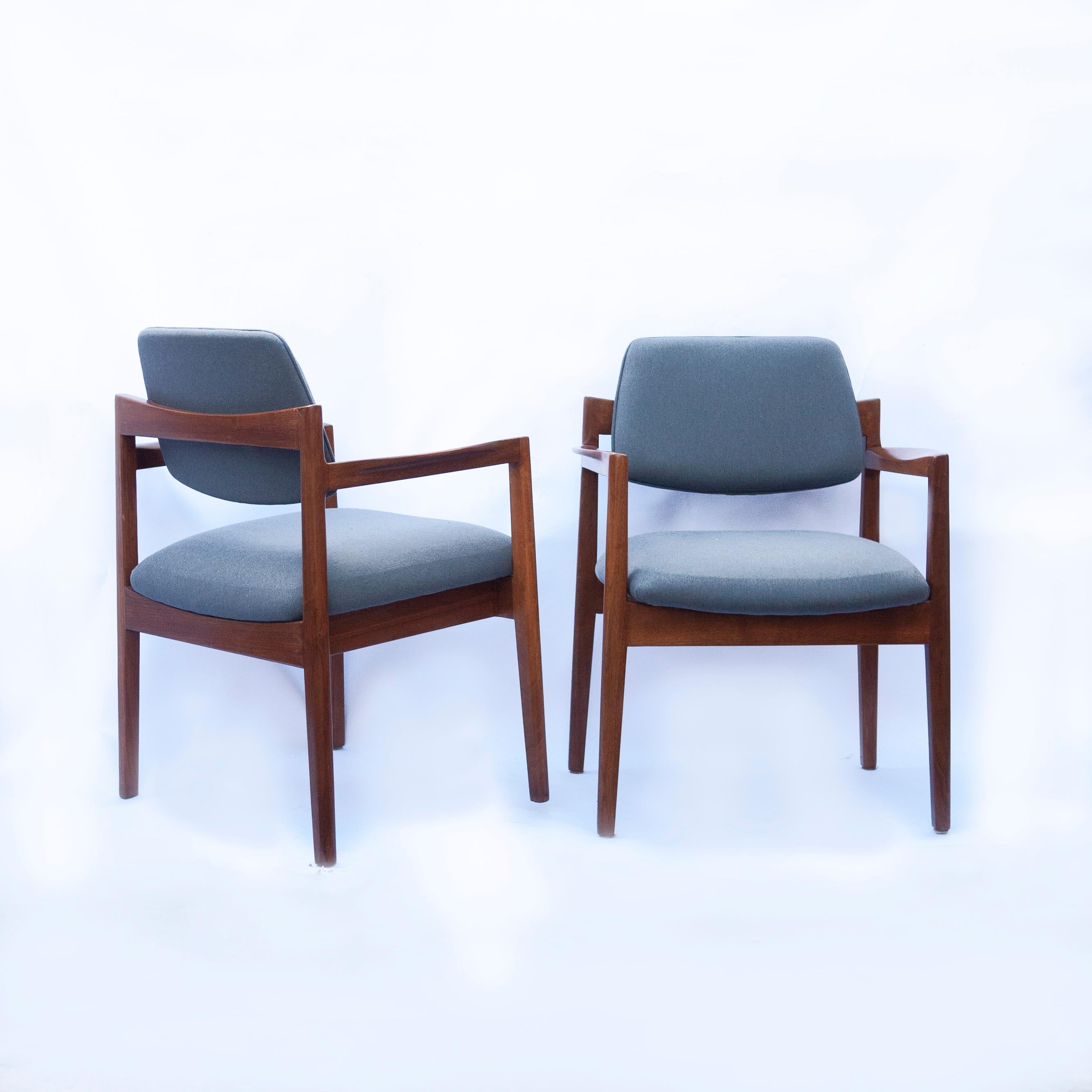 Pair of Arm Chairs by Jens Risom for Knoll in Walnut and Newly Upholstered  For Sale 4