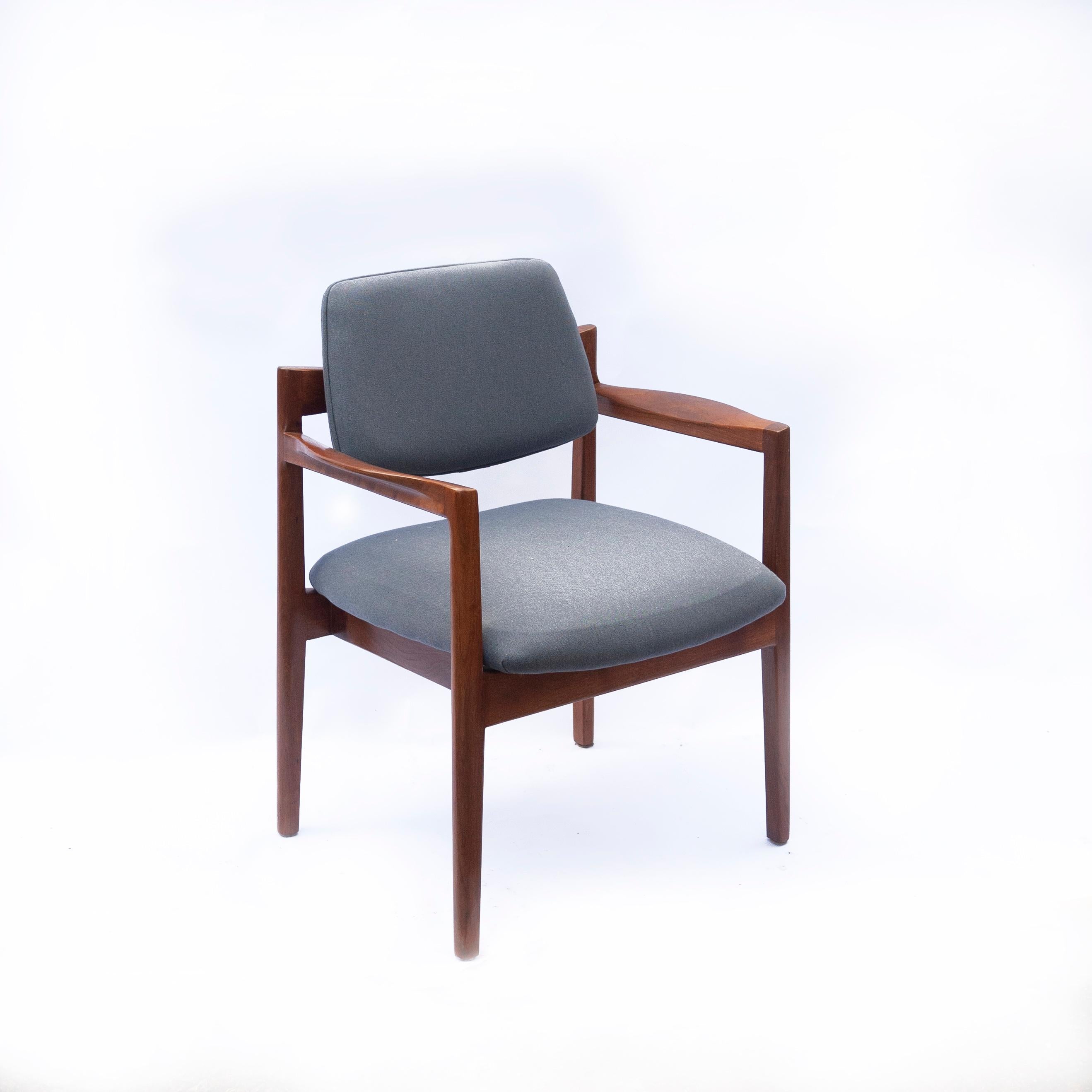 Paire de fauteuils de Jens Risom pour Knoll en noyer, nouvellement tapissés  en vente 5