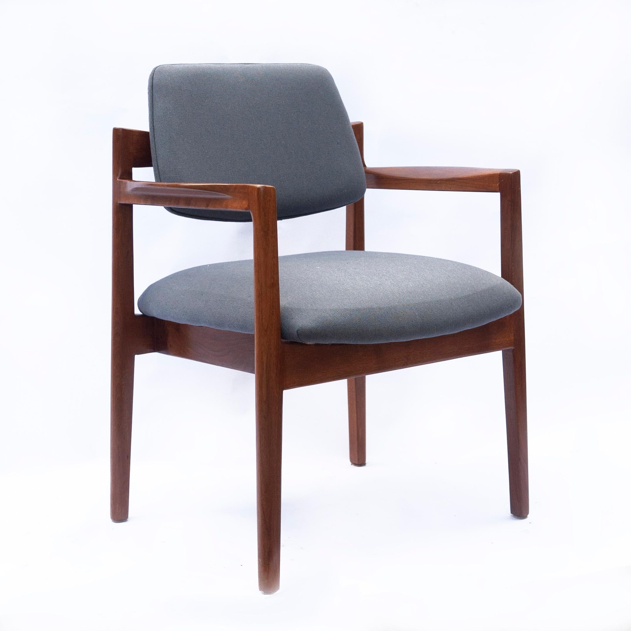 Paire de fauteuils de Jens Risom pour Knoll en noyer, nouvellement tapissés  en vente 6
