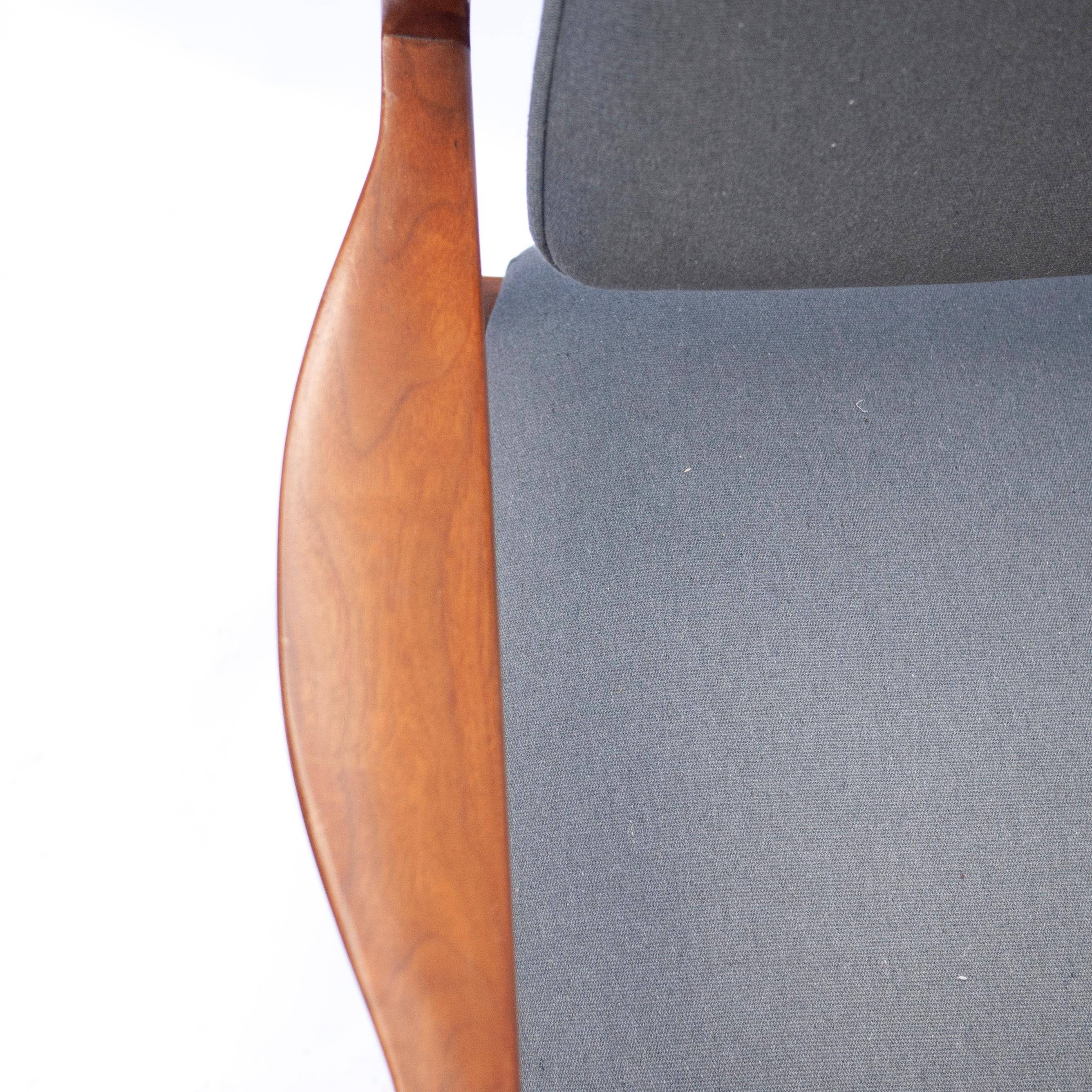 Ein Paar Sessel von Jens Risom für Knoll aus Nussbaumholz und neu gepolstert  im Angebot 7