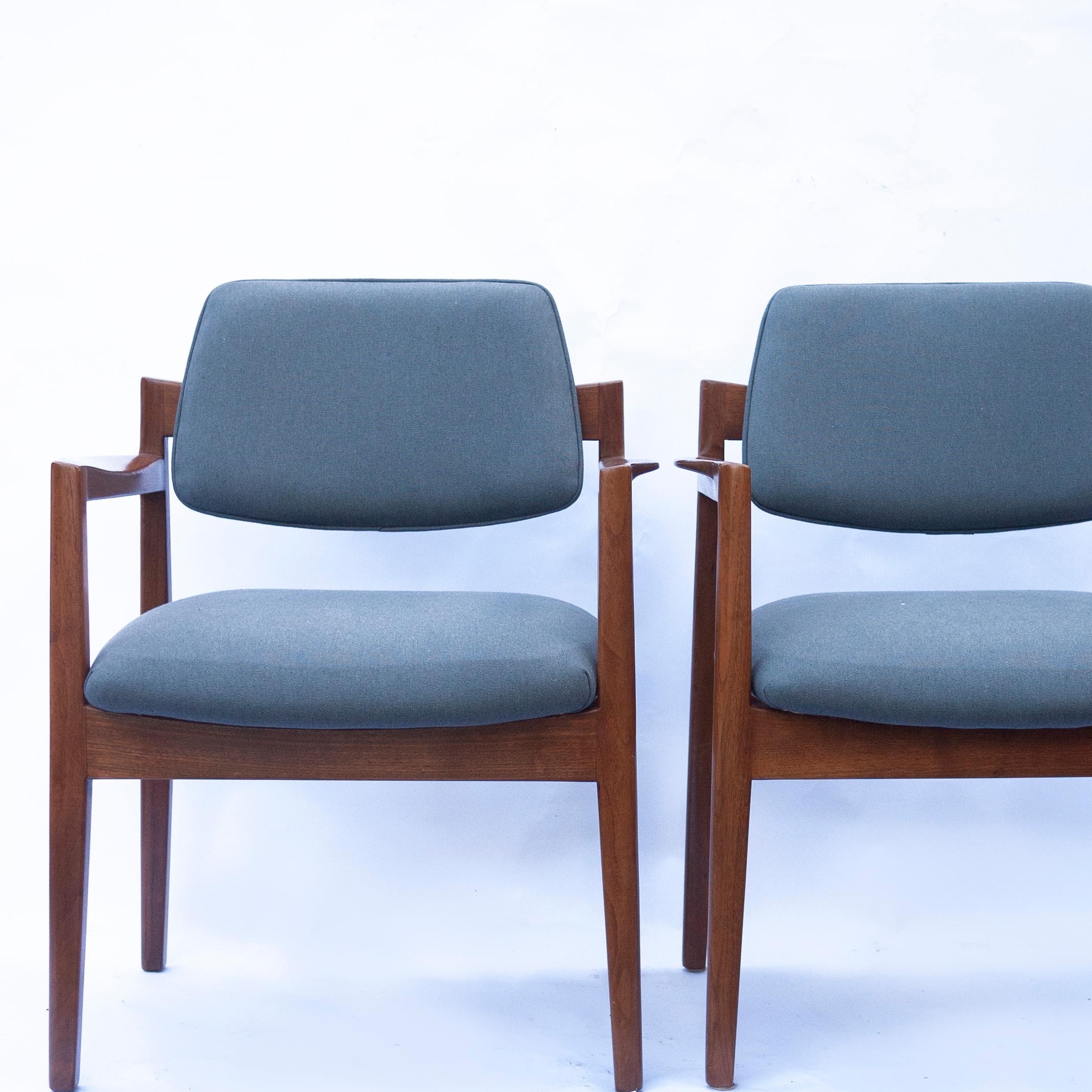 Mid-Century Modern Pair of Arm Chairs by Jens Risom for Knoll in Walnut and Newly Upholstered  For Sale