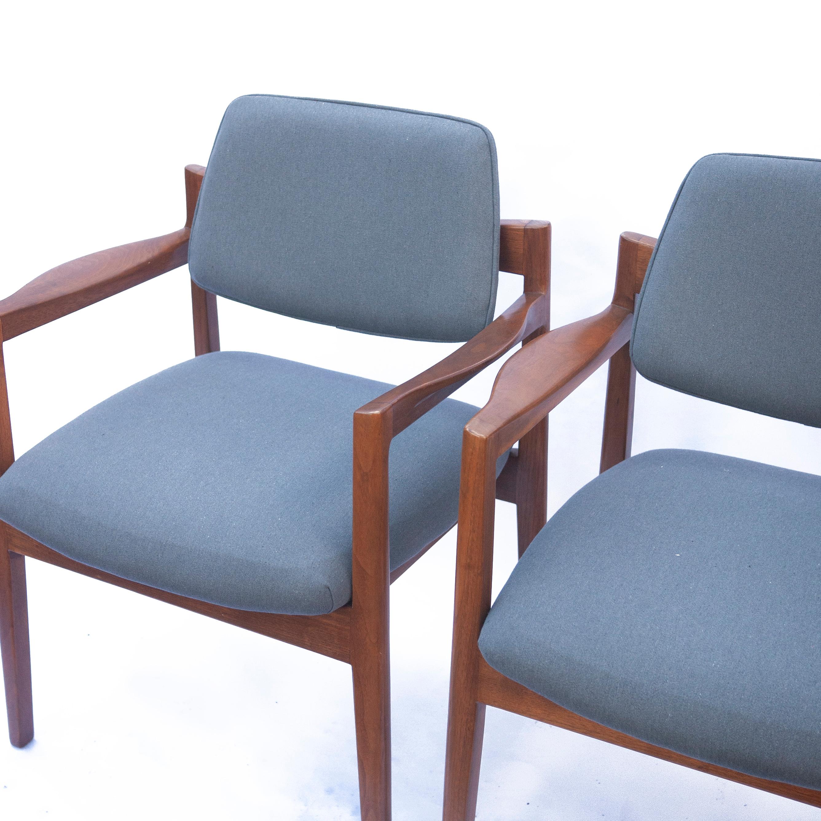 American Pair of Arm Chairs by Jens Risom for Knoll in Walnut and Newly Upholstered  For Sale