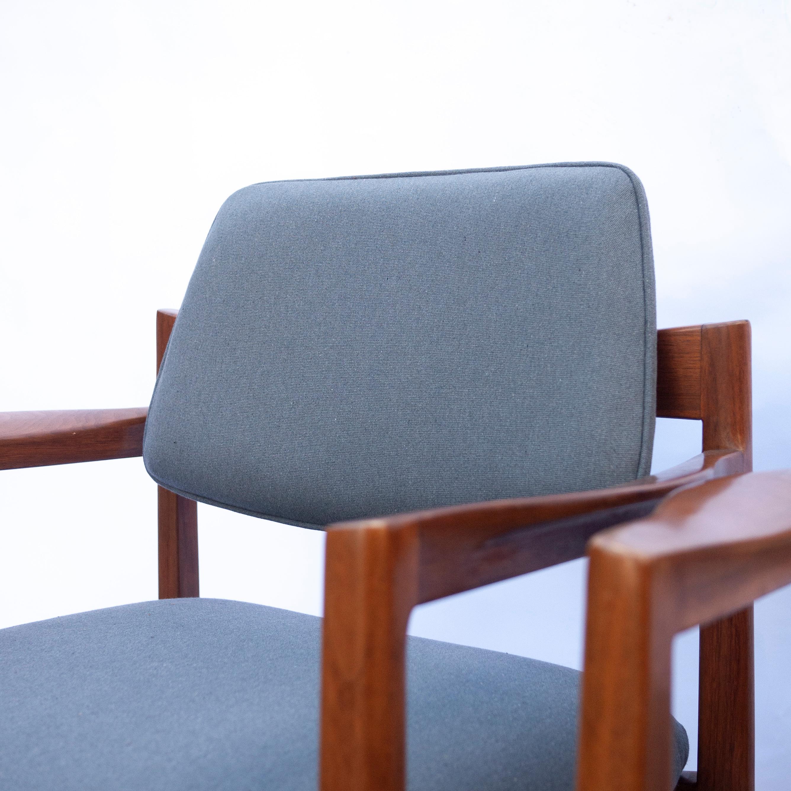 Paire de fauteuils de Jens Risom pour Knoll en noyer, nouvellement tapissés  Bon état - En vente à Chesham, GB