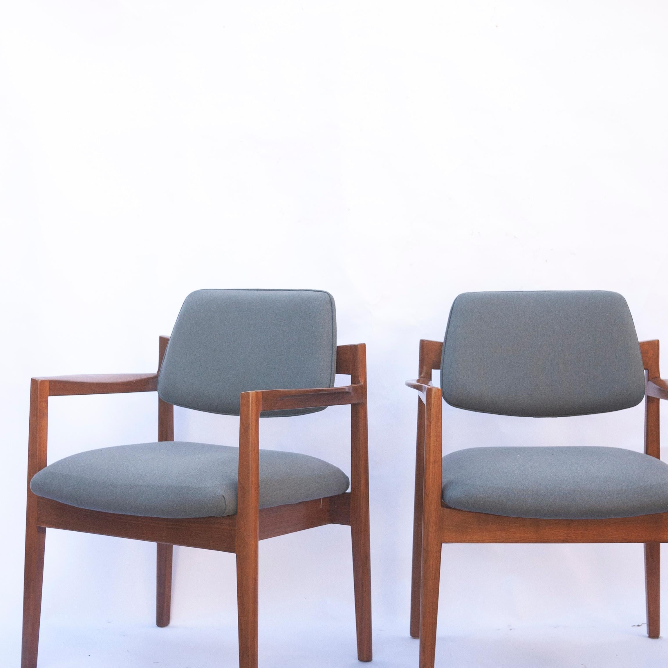 Mid-20th Century Pair of Arm Chairs by Jens Risom for Knoll in Walnut and Newly Upholstered  For Sale