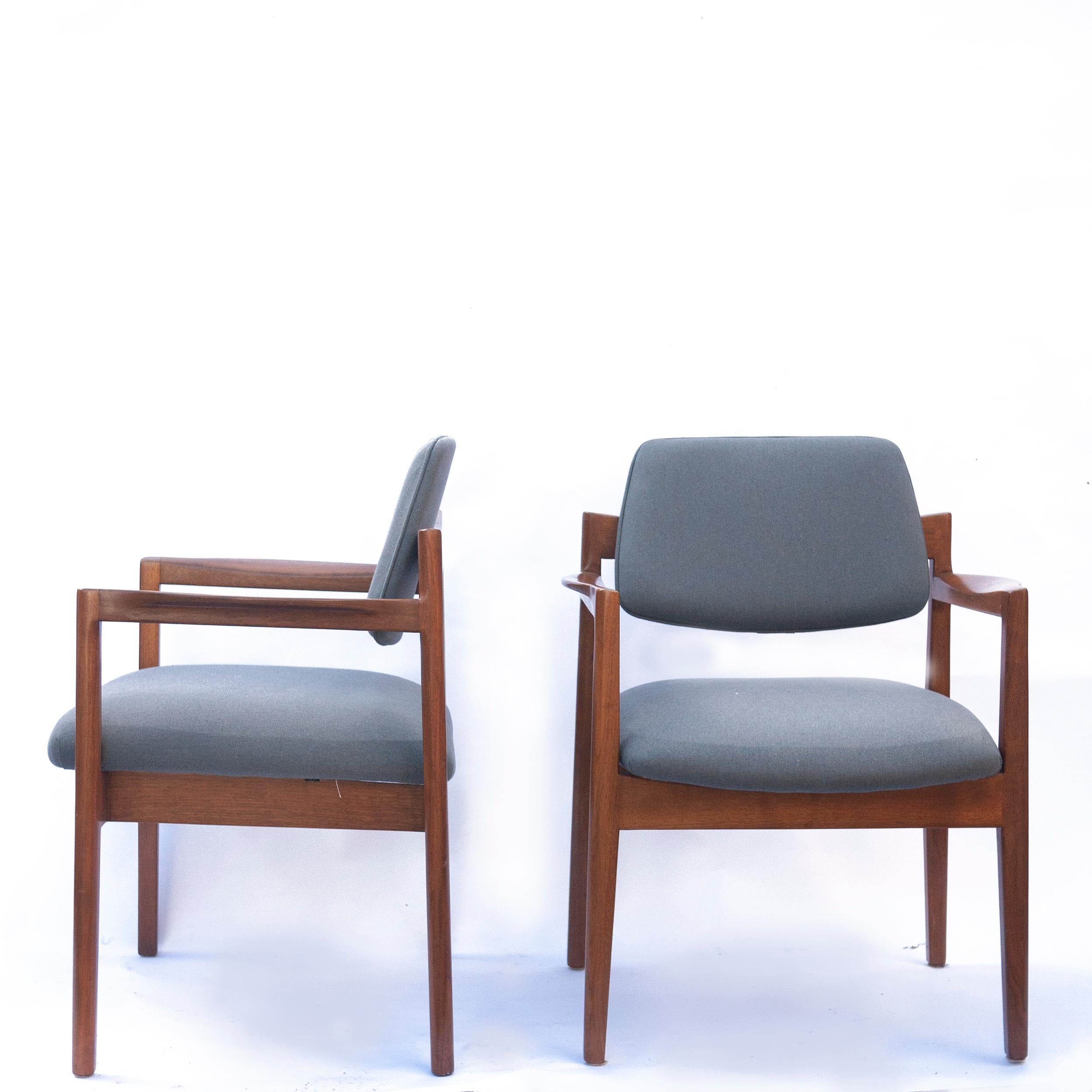 Pair of Arm Chairs by Jens Risom for Knoll in Walnut and Newly Upholstered  For Sale 1