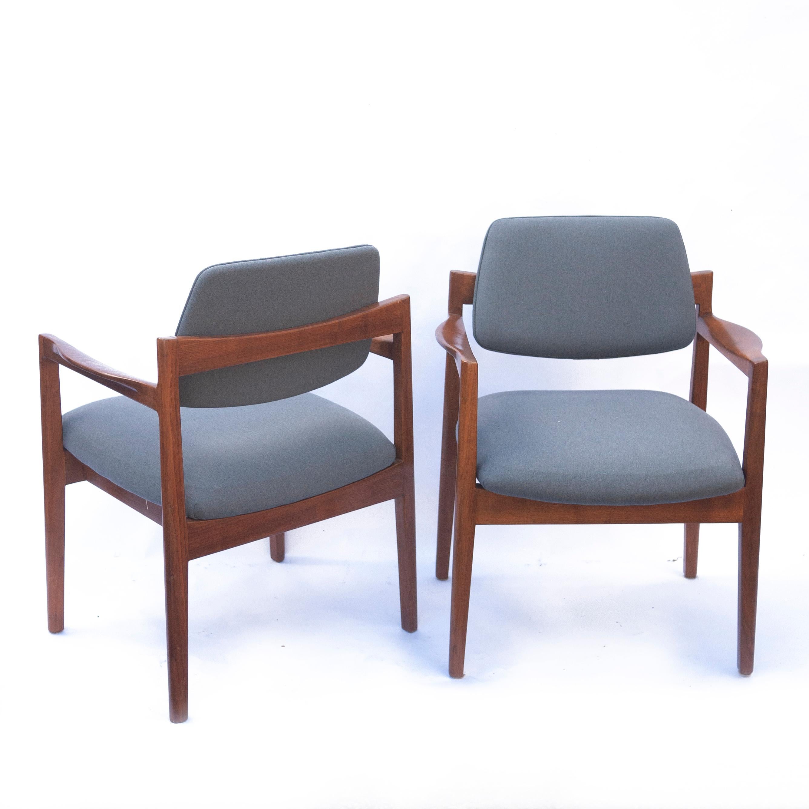 Pair of Arm Chairs by Jens Risom for Knoll in Walnut and Newly Upholstered  For Sale 2