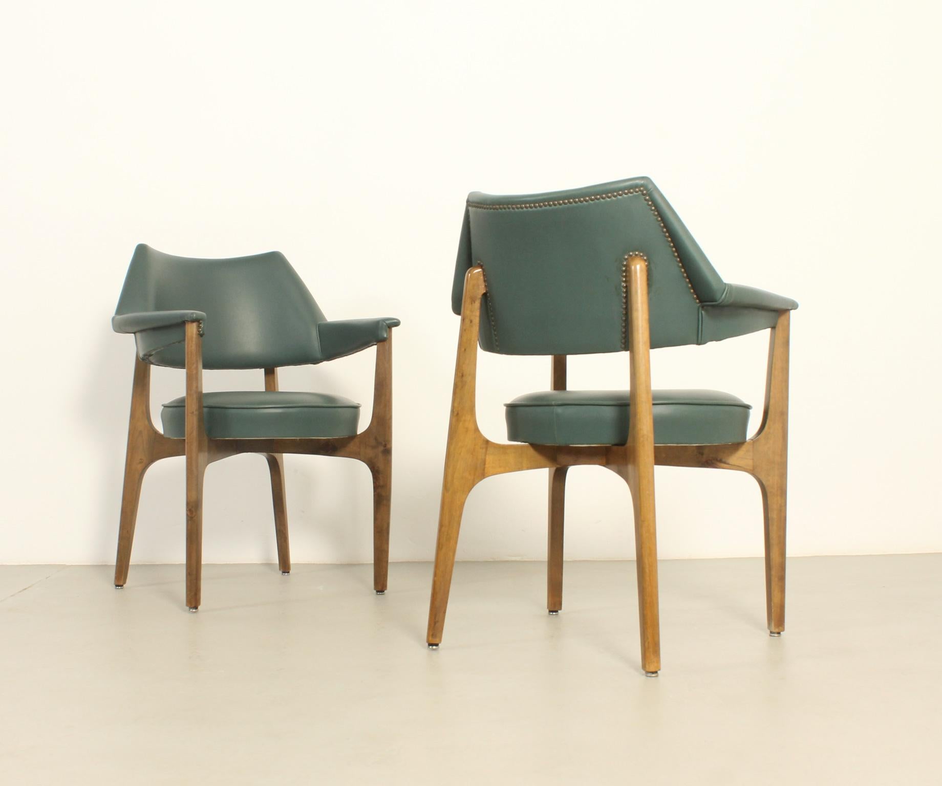 Coppia di poltrone disegnate negli anni '60 da Jordi Vilanova, Spagna. Modello molto raro, progettato solo per le sale riunioni. Struttura in legno di Wood con rivestimento originale in vinile.