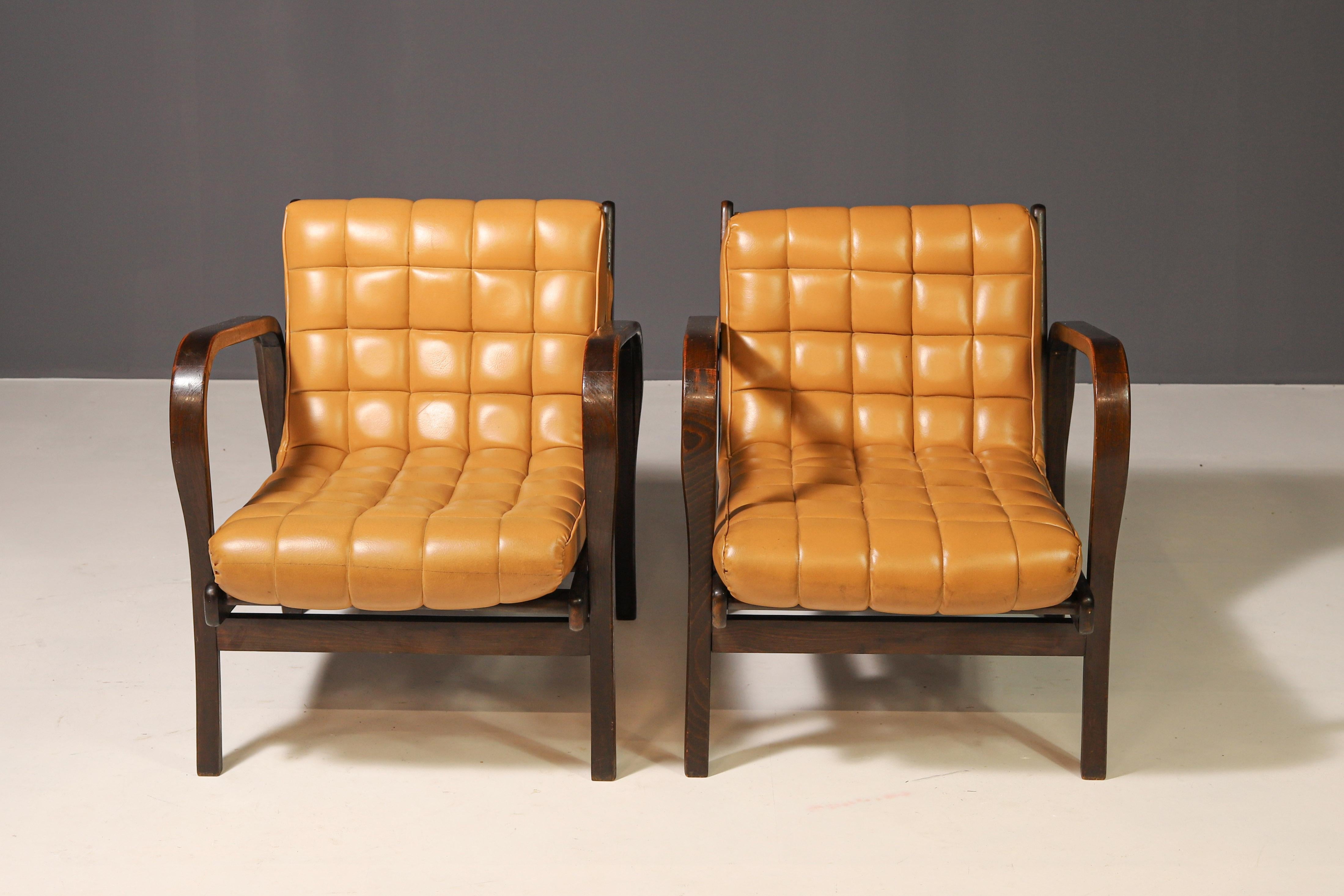 Questa elegante coppia di poltrone è stata progettata dai famosi designer cechi Karel Kozelka e Antonín Kropáček, che hanno influenzato in modo significativo l'arredamento modernista degli anni Quaranta. Create per Interi Praha, queste sedie sono