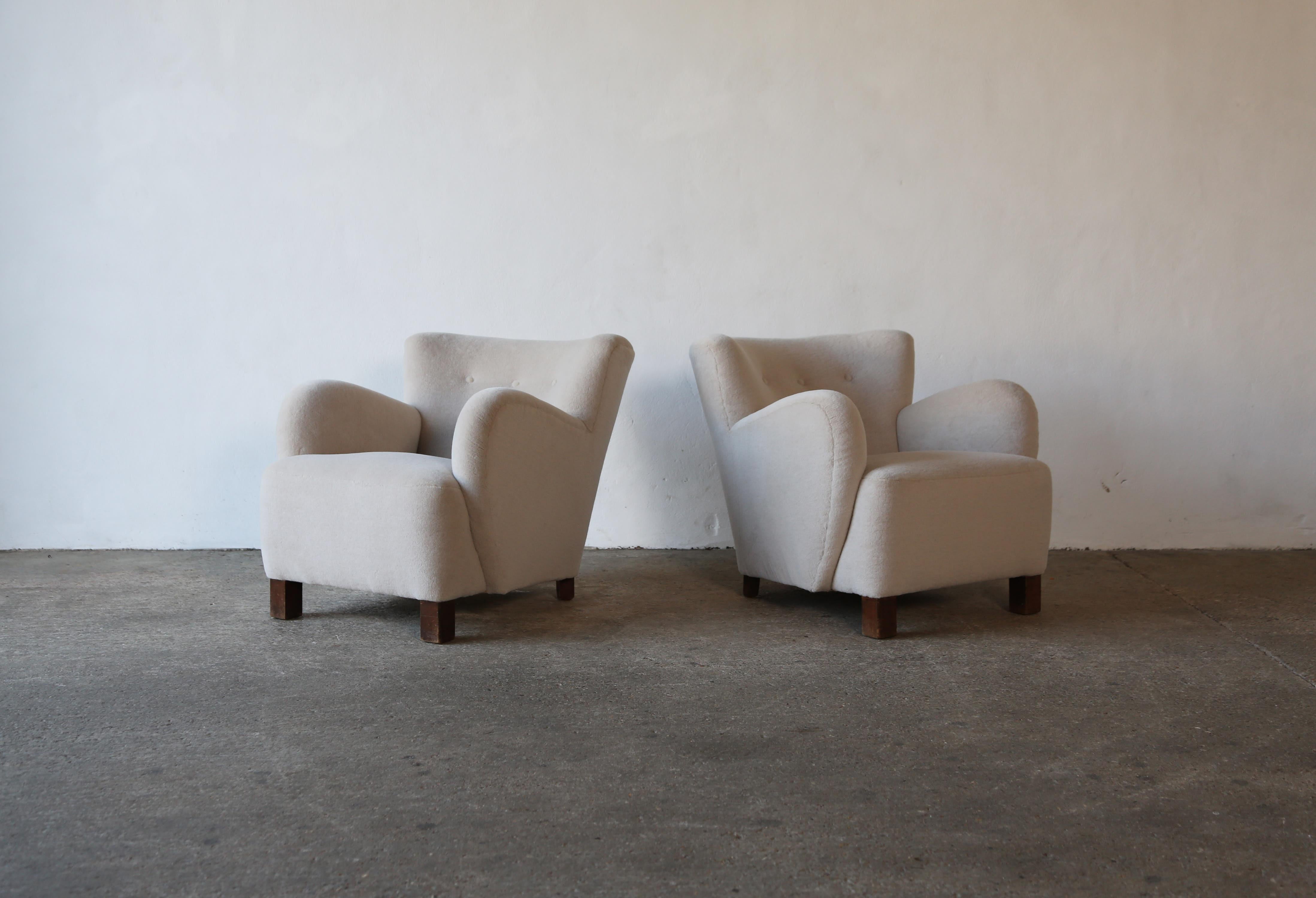 Superbe paire de fauteuils danois des années 1940. Nouvellement revêtu d'un tissu en alpaga pur, doux et de première qualité. Expédition rapide dans le monde entier.
  
