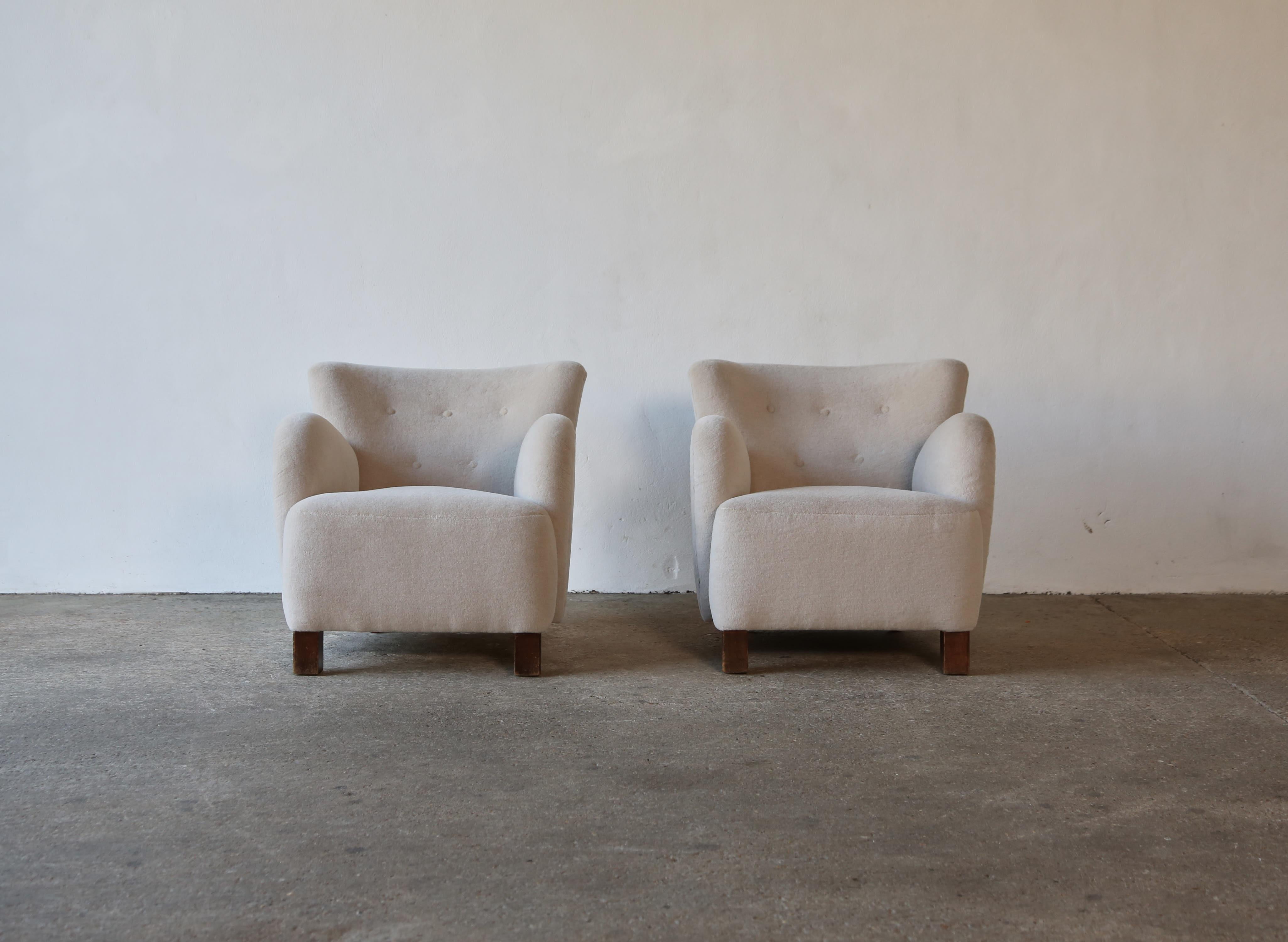 Scandinavo moderno Coppia di poltrone, Danimarca, anni '40, appena rivestite in pura alpaca in vendita