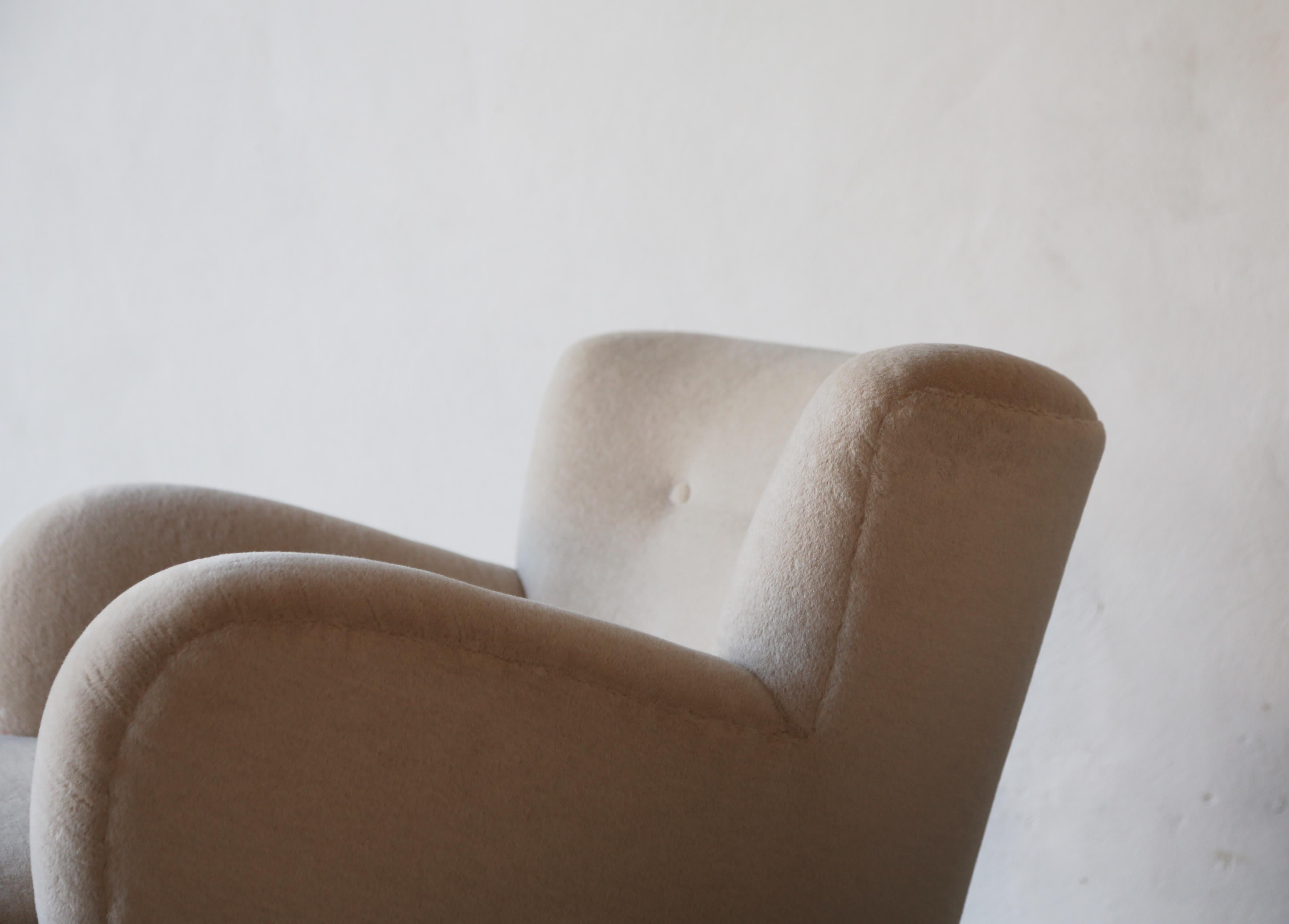 Paire de fauteuils danois des années 1940, nouvellement tapissés en pure alpaga 2