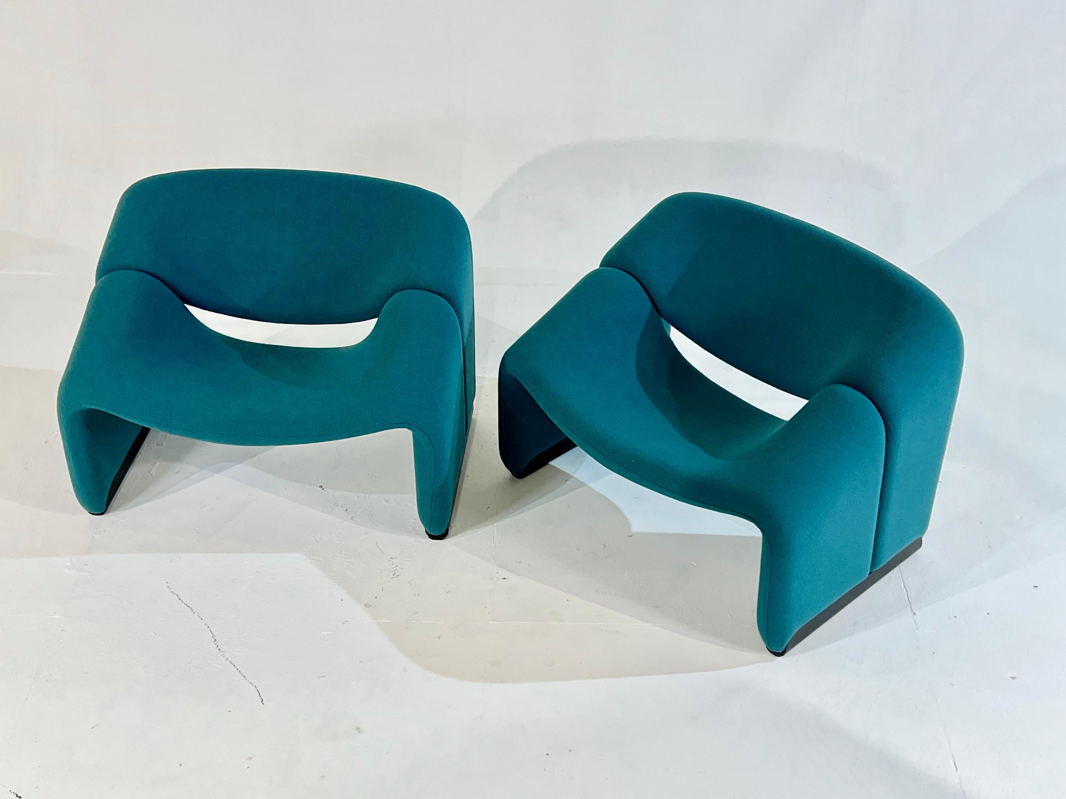 Iconic pair of chairs 'Groovy' by French designer Pierre Paulin for the Dutch Artifort, 1980. Imposing chairs not only by their size but mostly by their sculptural lines: a true modernist statement in stunning blue fabric.
 
We bought these chairs