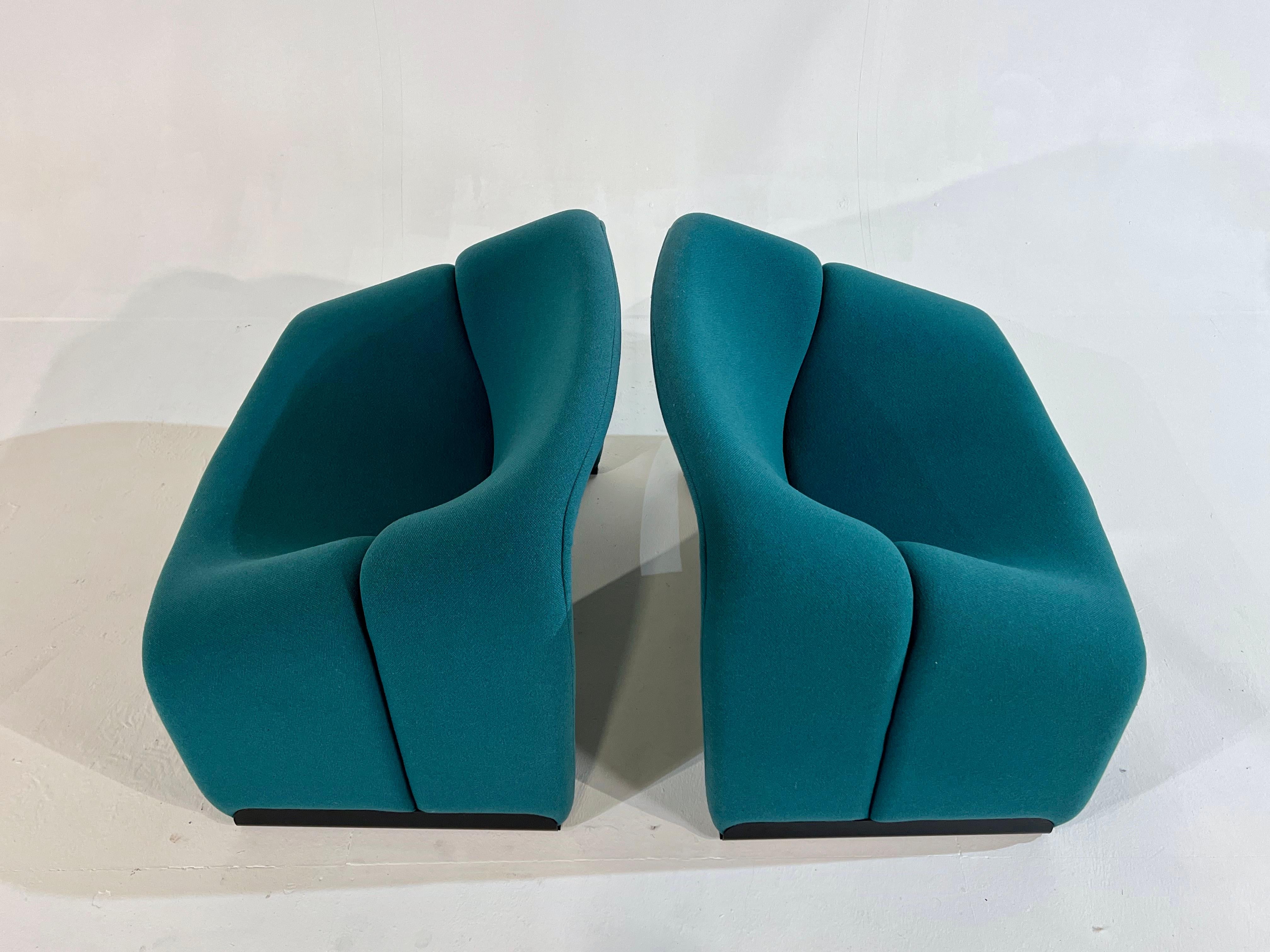 Pair of arm chairs F598 (Groovy) by Pierre Paulin for Artifort. ONE LEFT! For Sale 2