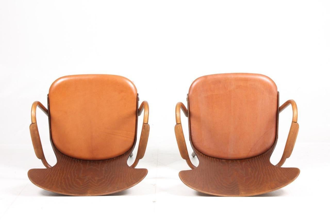 Danish Pair of Armchairs in Oak and Patinated Leather by Fritz Hansen, 1940s For Sale