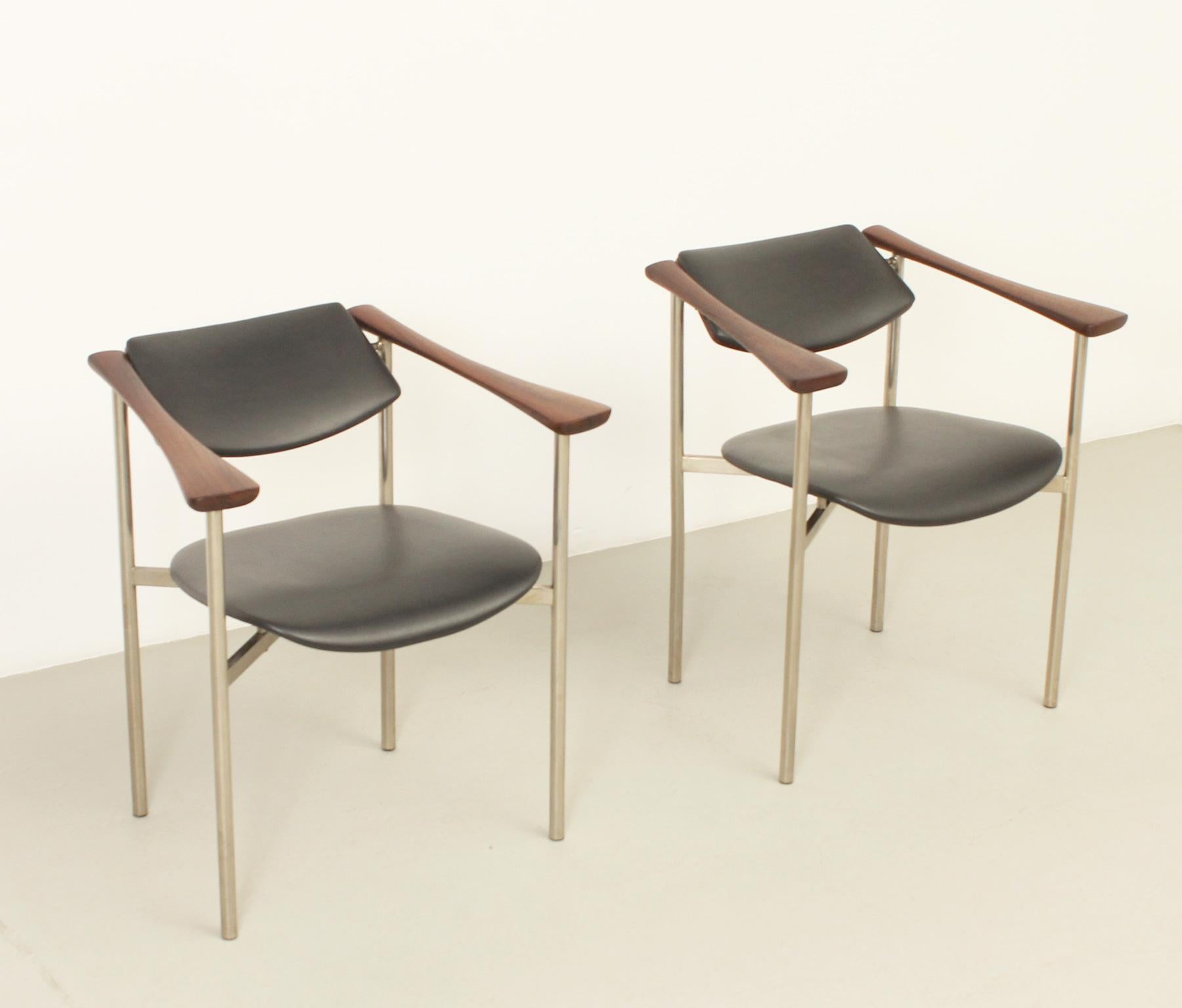 Paar Sessel mit drehbarer Rückenlehne aus den 1960er Jahren, Designer oder Hersteller unbekannt. Sehr stilvolle Stühle mit drehbarer Rückenlehne, die sich beim Sitzen verstellen lässt, Gestelle aus vernickeltem Stahl, Hartholz und Teakholz mit
