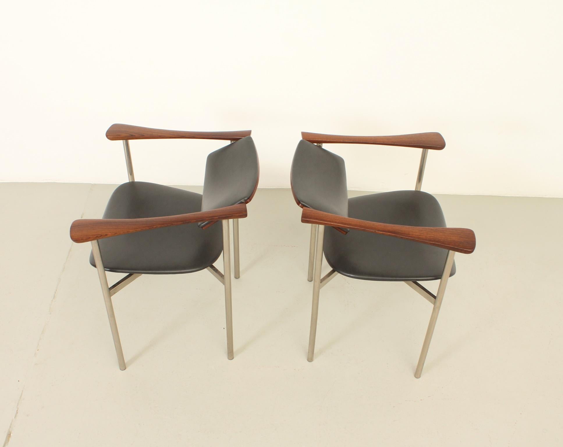 Mid-Century Modern Pair of Arm Chairs with Swivel Backrest from 1960s For Sale