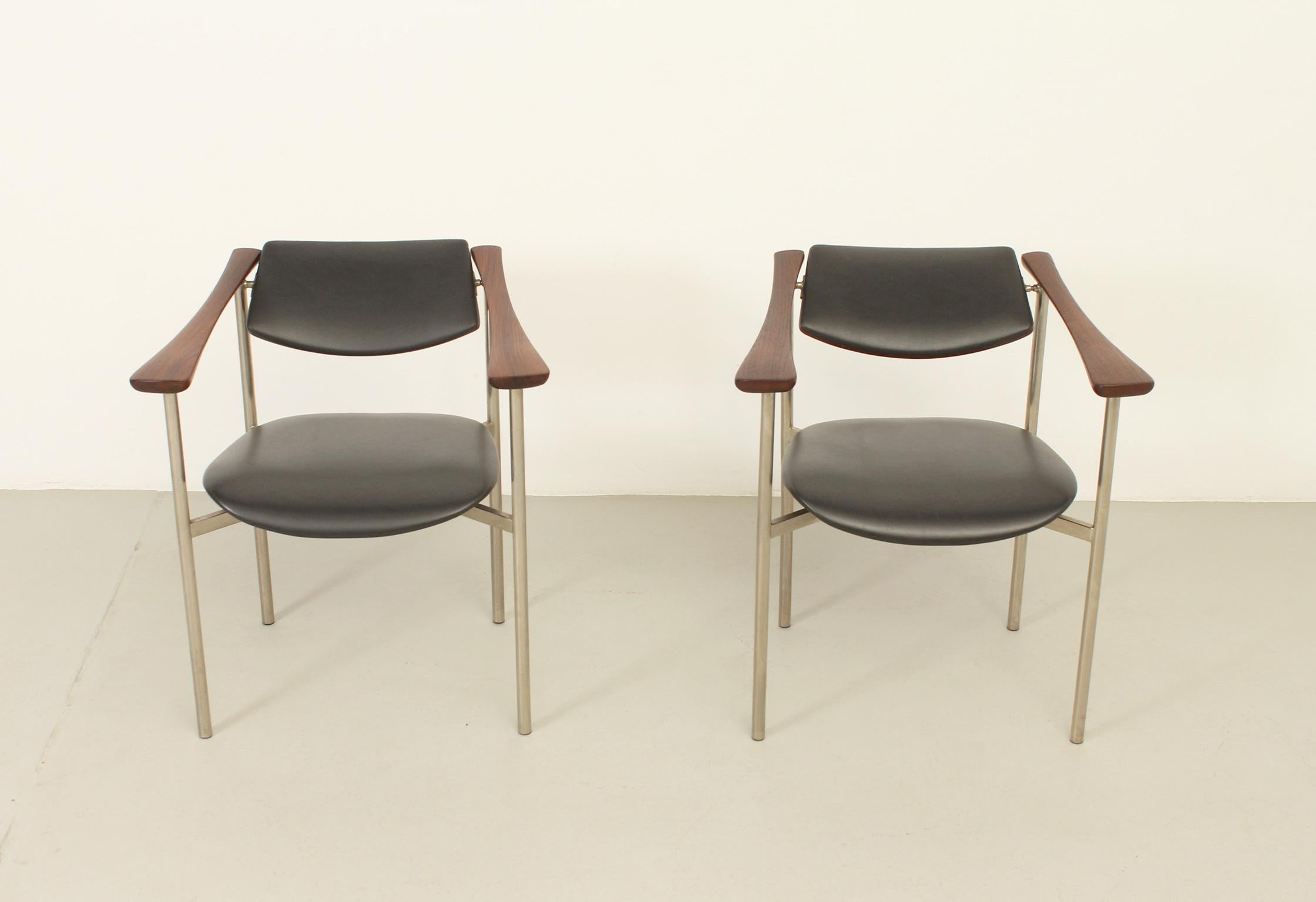 Paar Sessel mit drehbarer Rückenlehne aus den 1960er Jahren (Italienisch) im Angebot