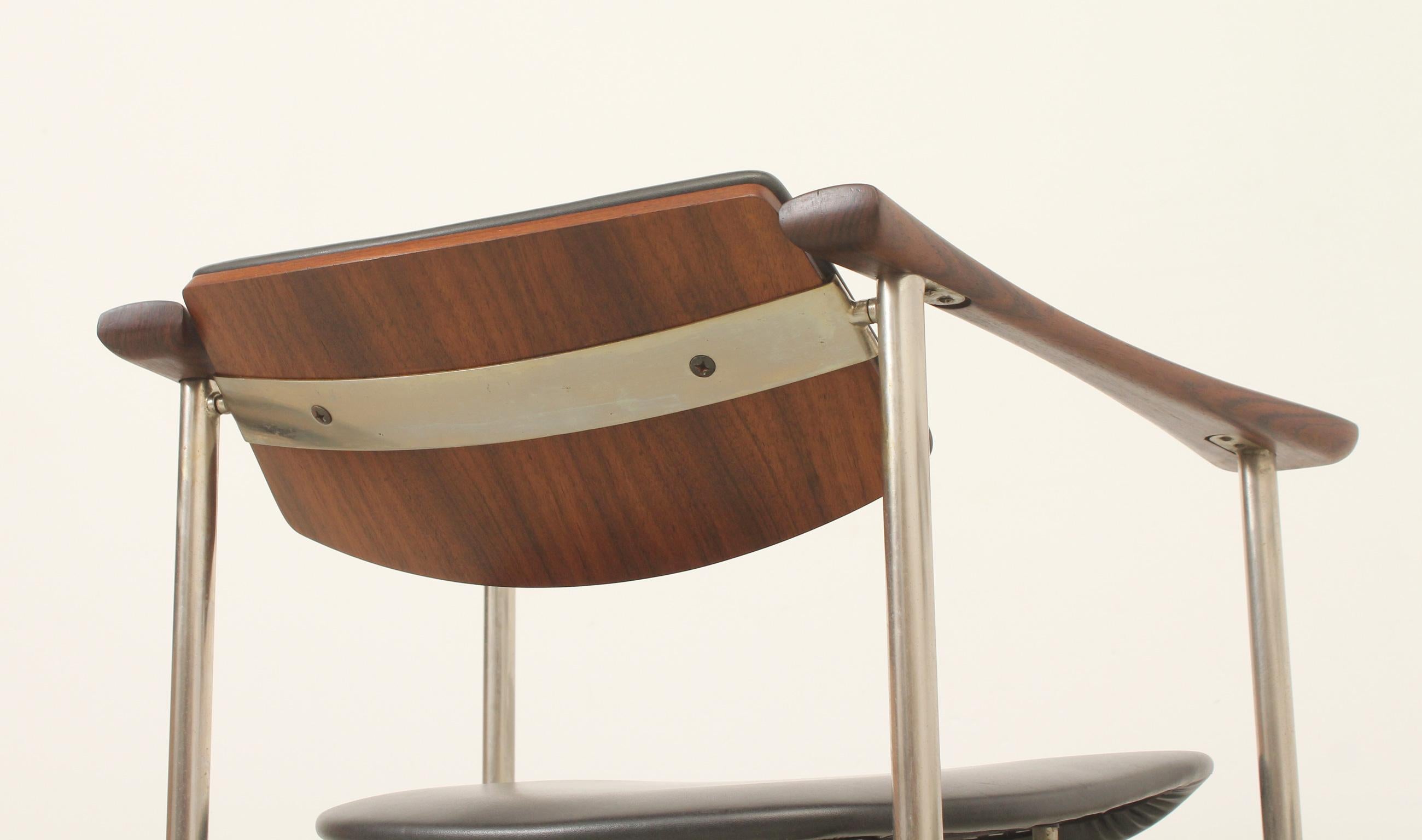Paar Sessel mit drehbarer Rückenlehne aus den 1960er Jahren (Mitte des 20. Jahrhunderts) im Angebot