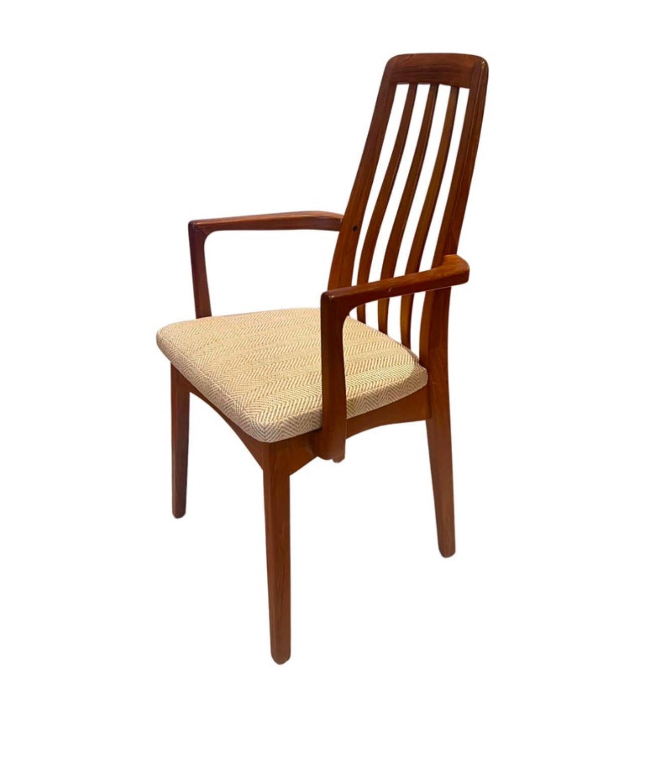 Coppia di poltrone in teak massiccio, appena restaurate con un nuovo tessuto in lana color crema con motivo chevron, solide e robuste in ottime condizioni, oliate e controllate per ogni sedia, splendido set difficile da trovare di Benny A. Linden.