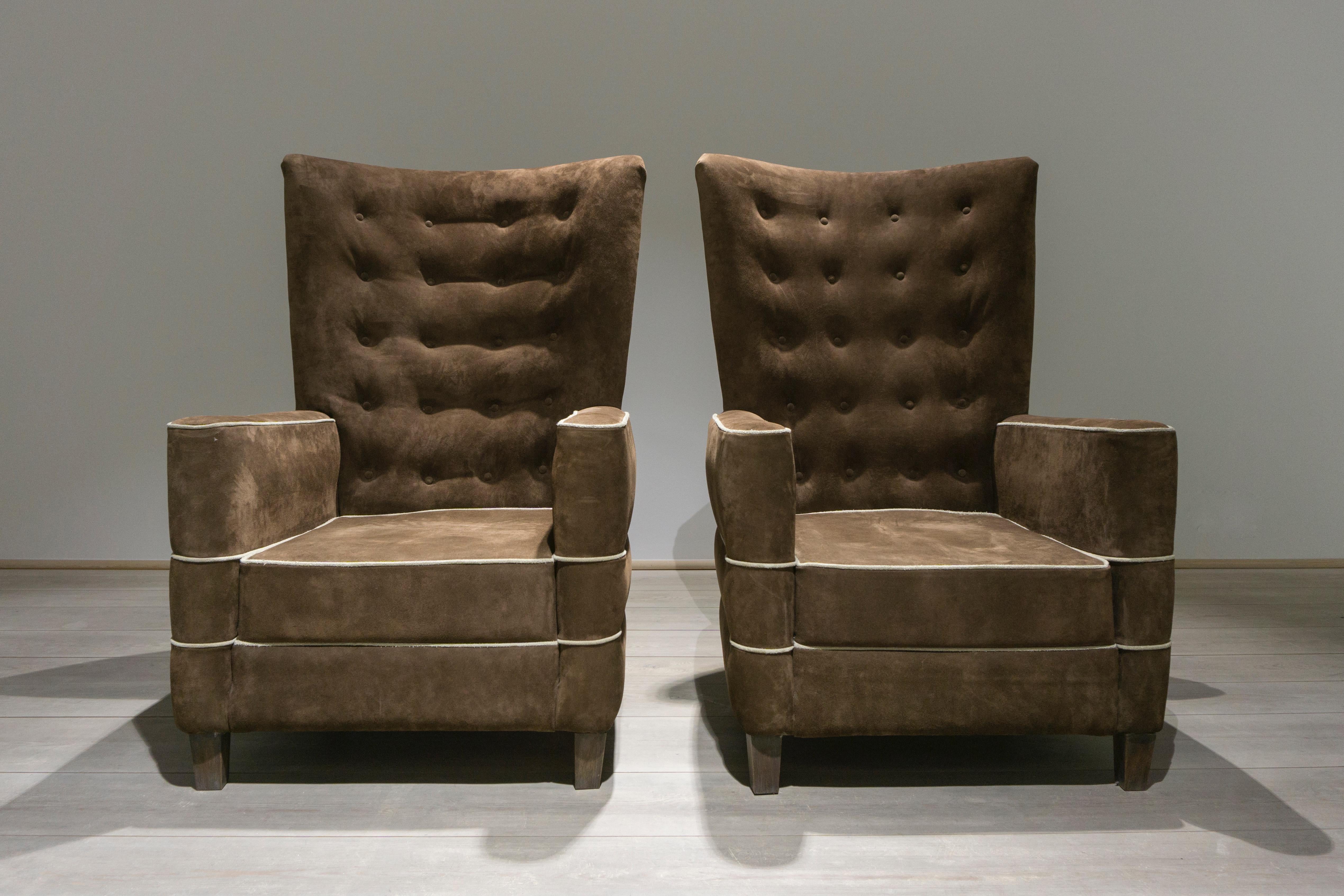 Modern Pair of suede and walnut armchairs by Guglielmo Ulrich, 1936