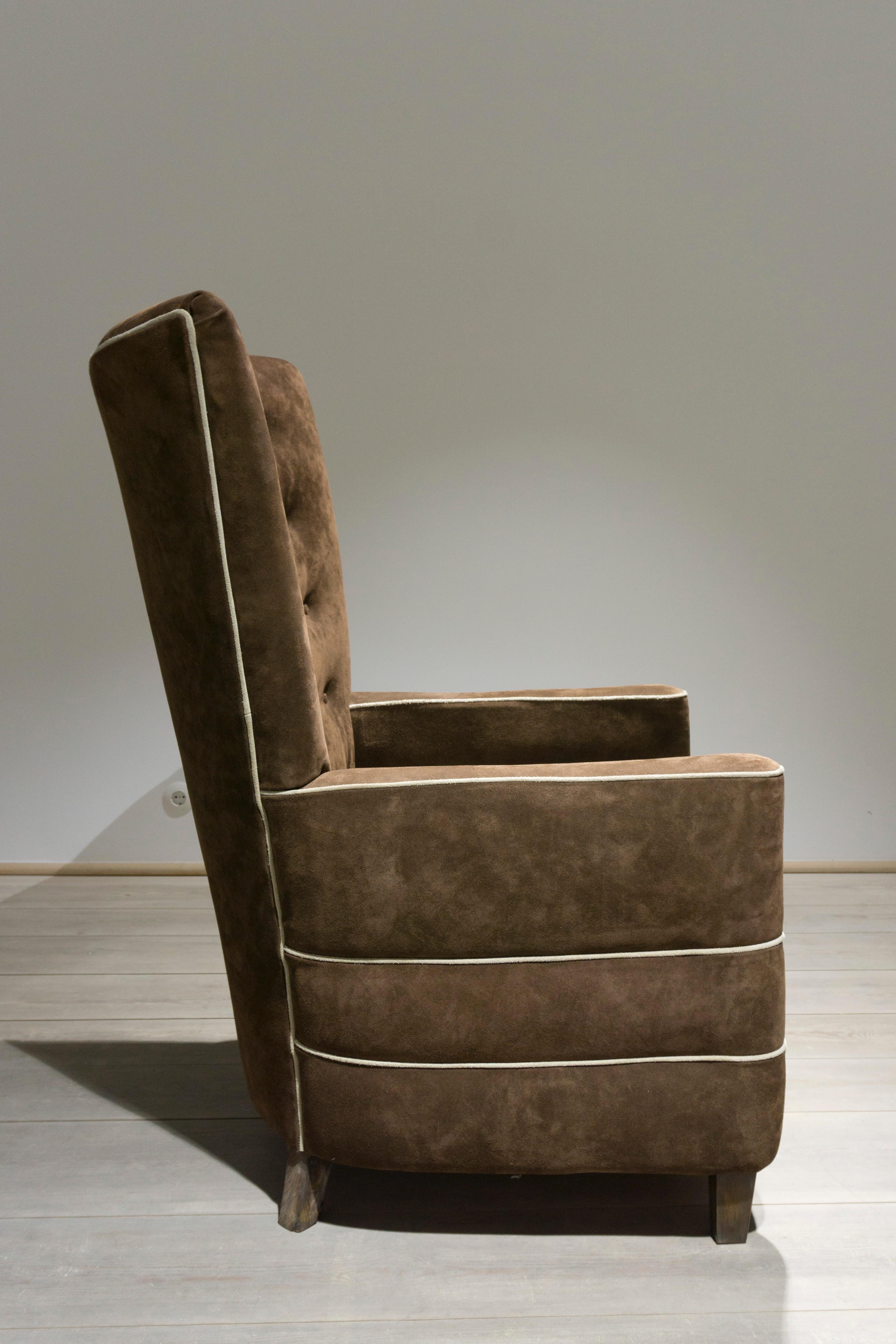 Mid-20th Century Pair of suede and walnut armchairs by Guglielmo Ulrich, 1936