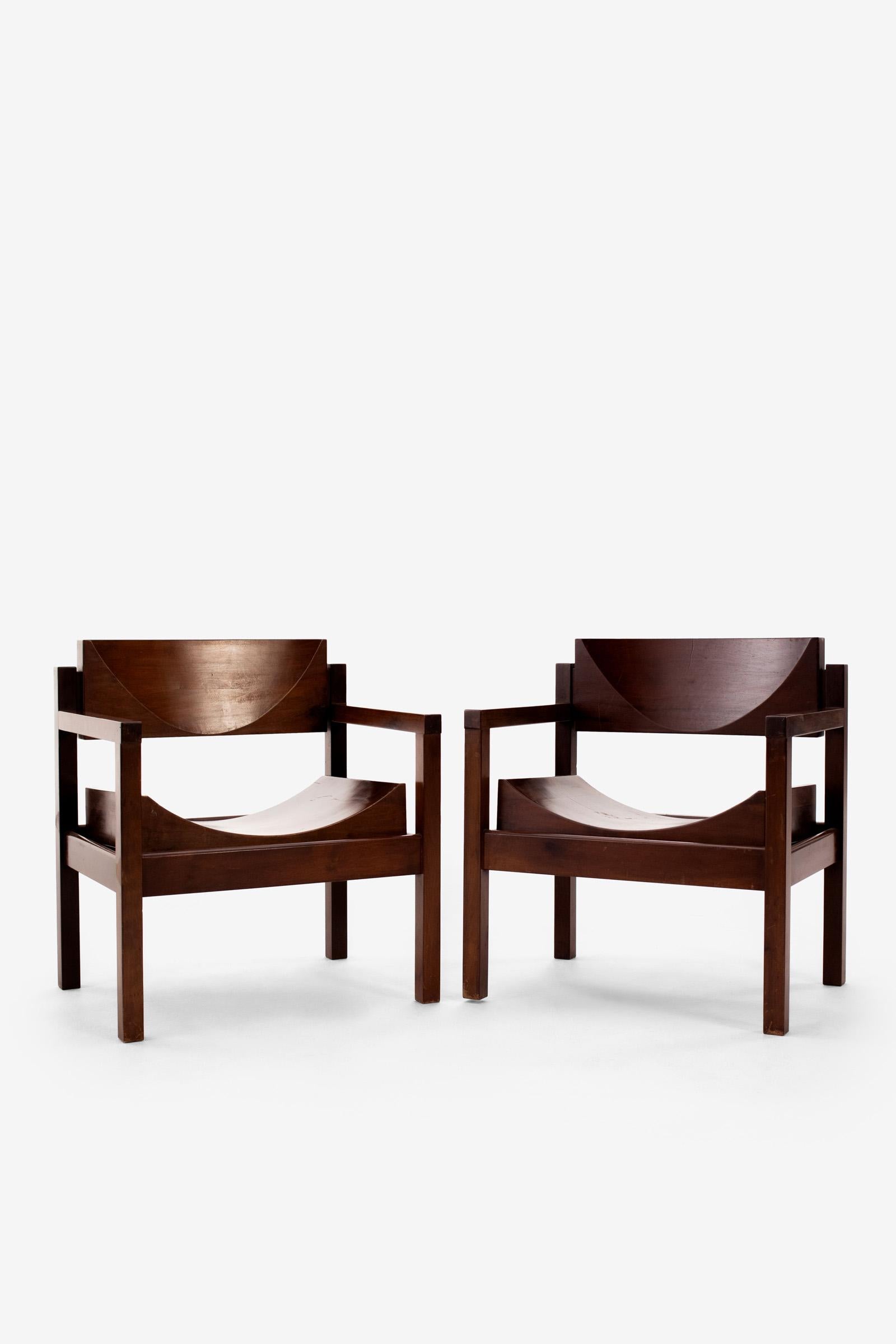 Rare version déconstruite de la causeuse Banco de Tronco. Ces chaises autonomes conservent le même caractère primitif.
(formes en blocs, menuiserie raffinée) et mettent en évidence le minimalisme sculptural de Tenreiro.