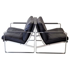 Paire de fauteuils en cuir souple noir avec assise et cadre en acier inoxydable, Fabricius