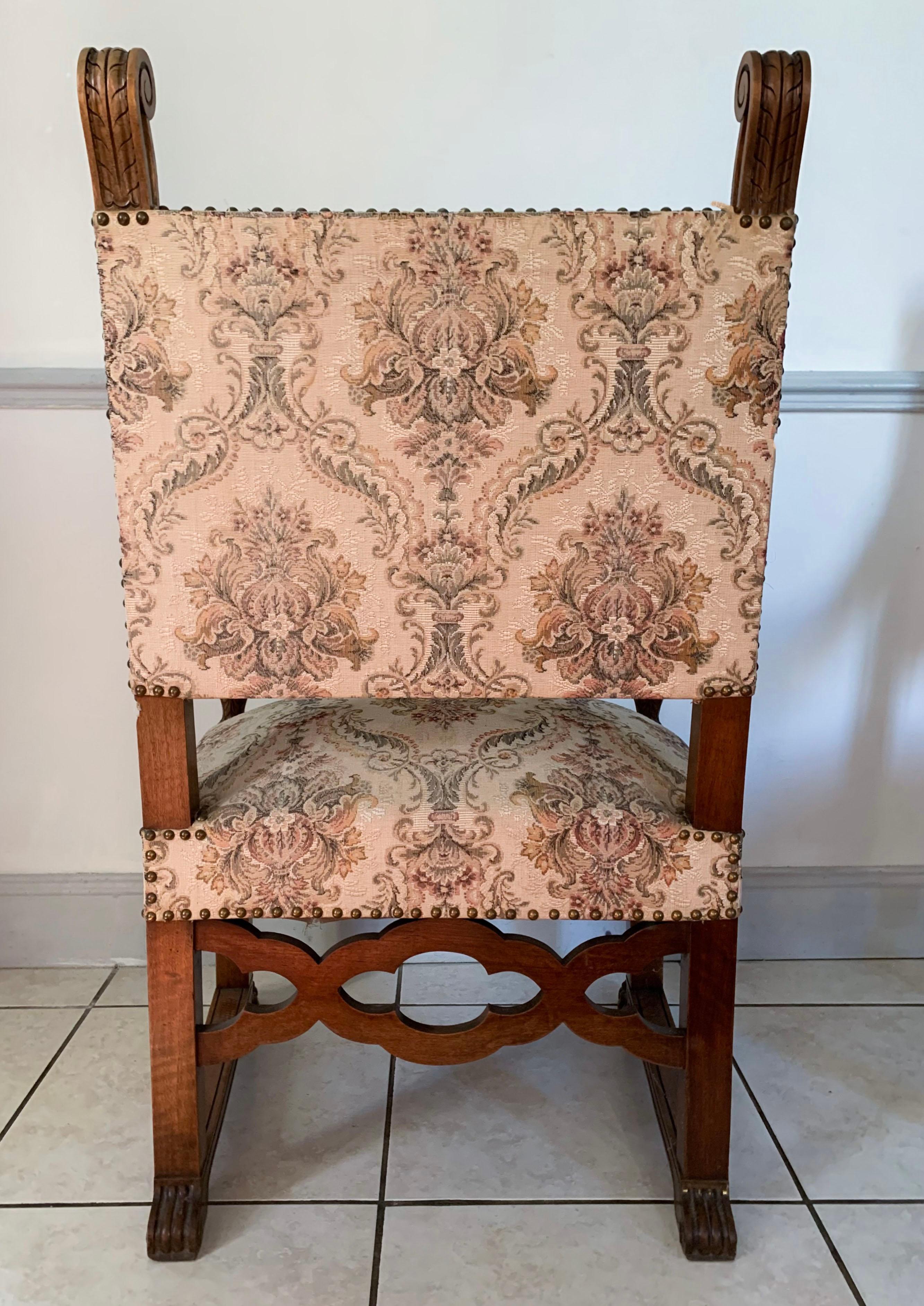 Charmante paire de fauteuils de style néo-renaissance datant de la fin du 19ème siècle. La base est dite en patte de lion pour les pattes avant. La traverse reliant les pieds est composée d'une frise d'ovales quadrilobés décorés de fleurs. Les