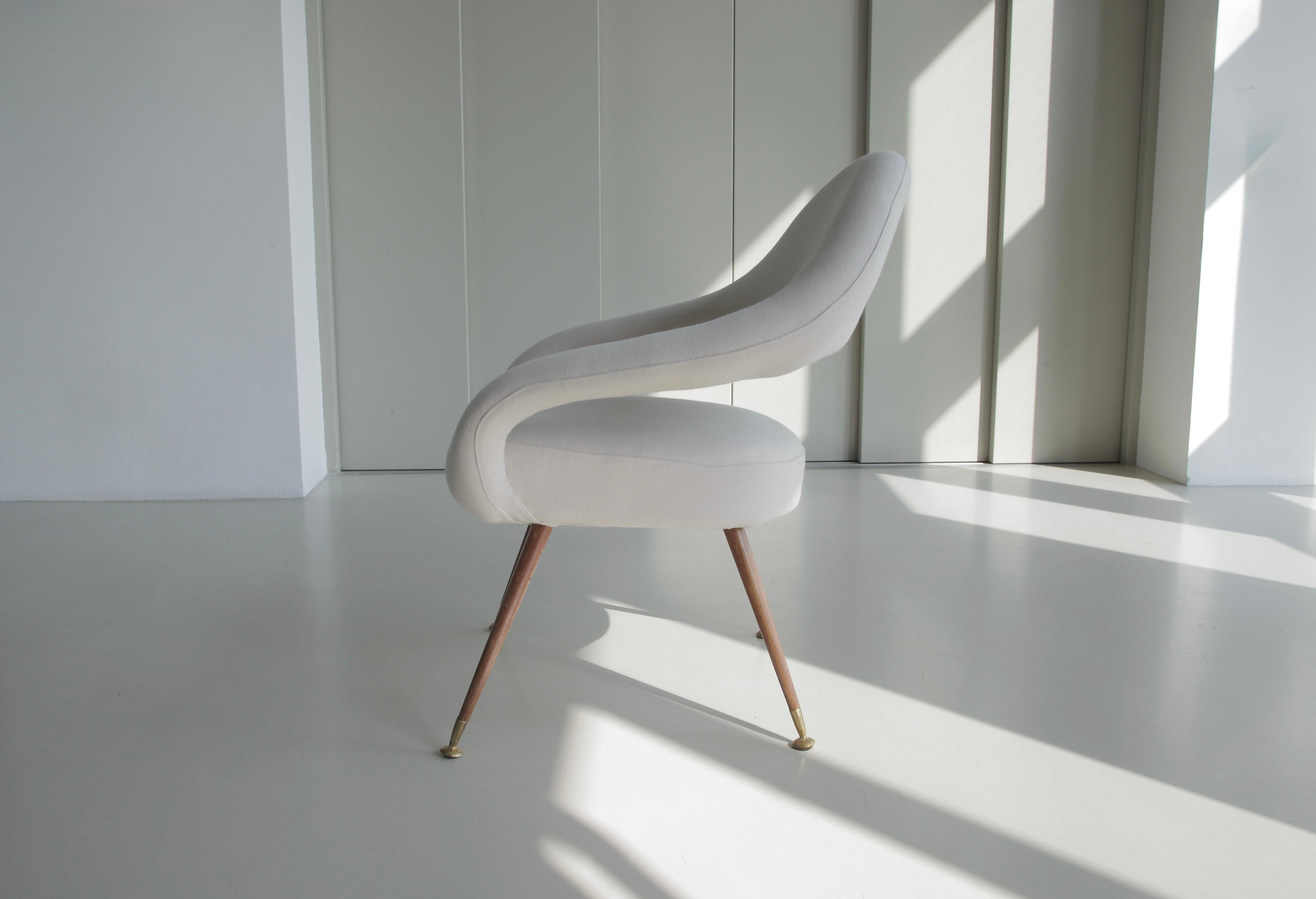 Paire de fauteuils de Gastone Rinaldi. Italie, RIMA, 1954.

Une paire de fauteuils '55P' tapissés d'un tissu de laine blanc cassé. Pieds en chêne et pieds en laiton. 

Un ensemble rare de ces fauteuils, très confortables ! Hauteur du siège : 42