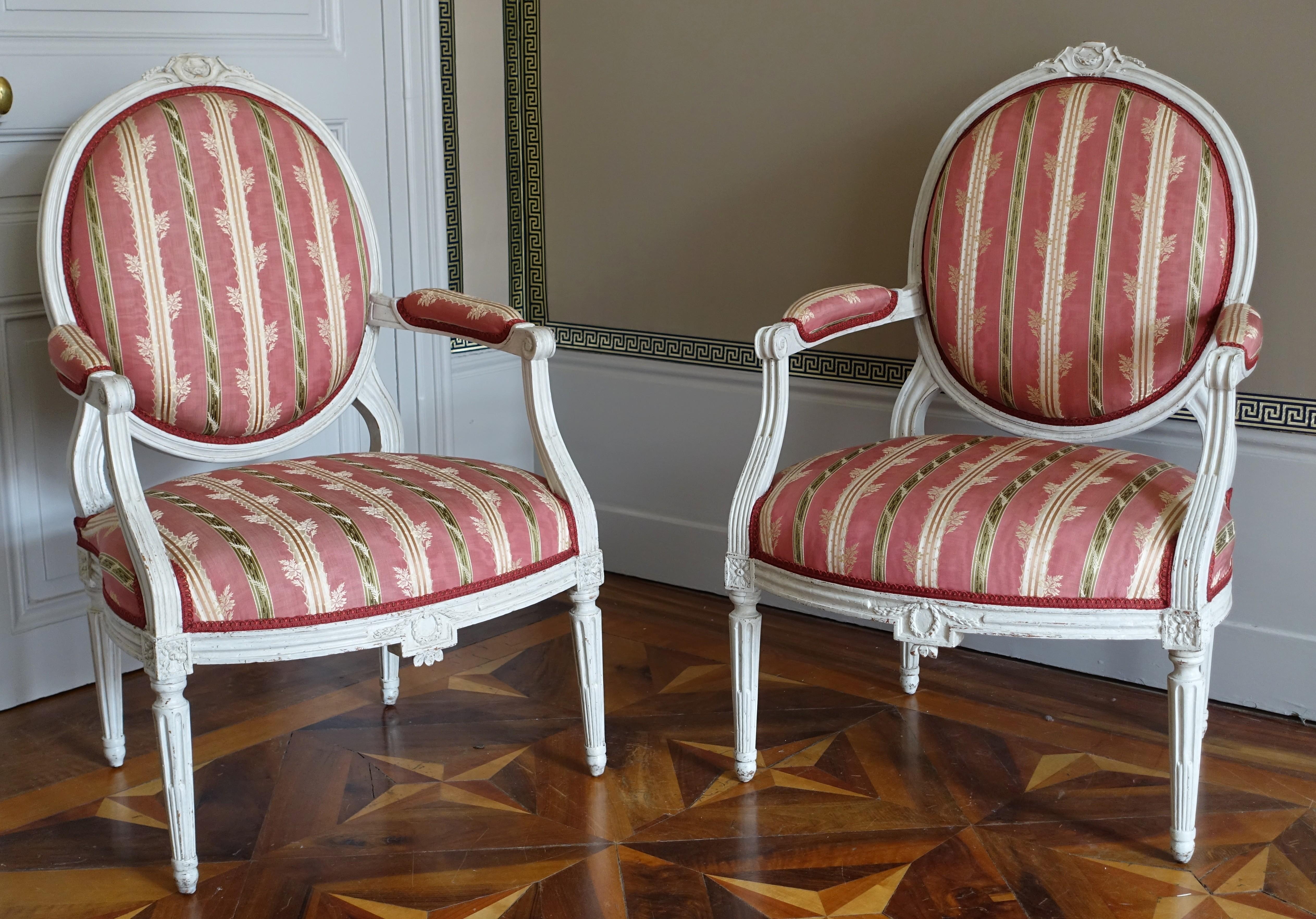 Bella coppia di poltrone del XVIII secolo, periodo Luigi XVI, circa 1780.
Le nostre poltrone sono i cosiddetti fauteuils à la Reine, un formato grande progettato per essere appoggiato alla parete ai lati di una cassettiera. Divennero di moda sotto